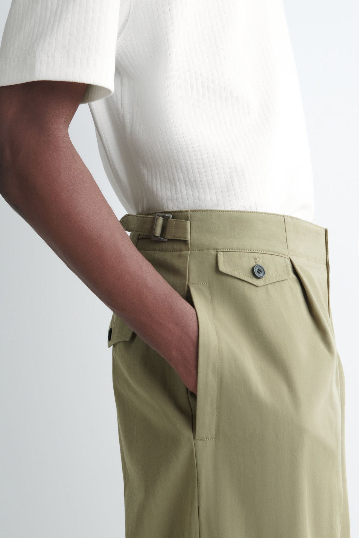 PANTALONES DE CORTE RELAJADO Y PIERNA ANCHA CON BOLSILLOS - KAKI