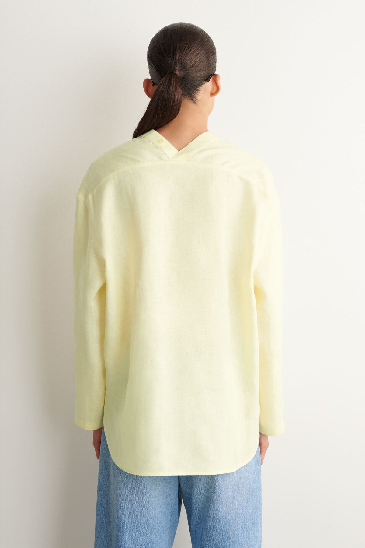 CAMISA DE LINO CON DETALLE DE BOTÓN - AMARILLO