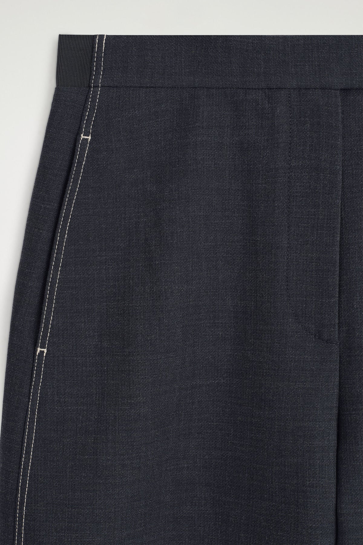 PANTALONES DE PIERNA BARREL CON COSTURAS - CARBÓN | DescriptiveDetail