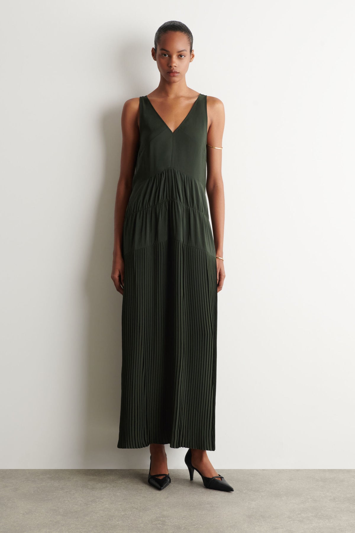 VESTIDO MAXI PLISADO CON ESCOTE V Y FRUNCIDO - VERDE OSCURO