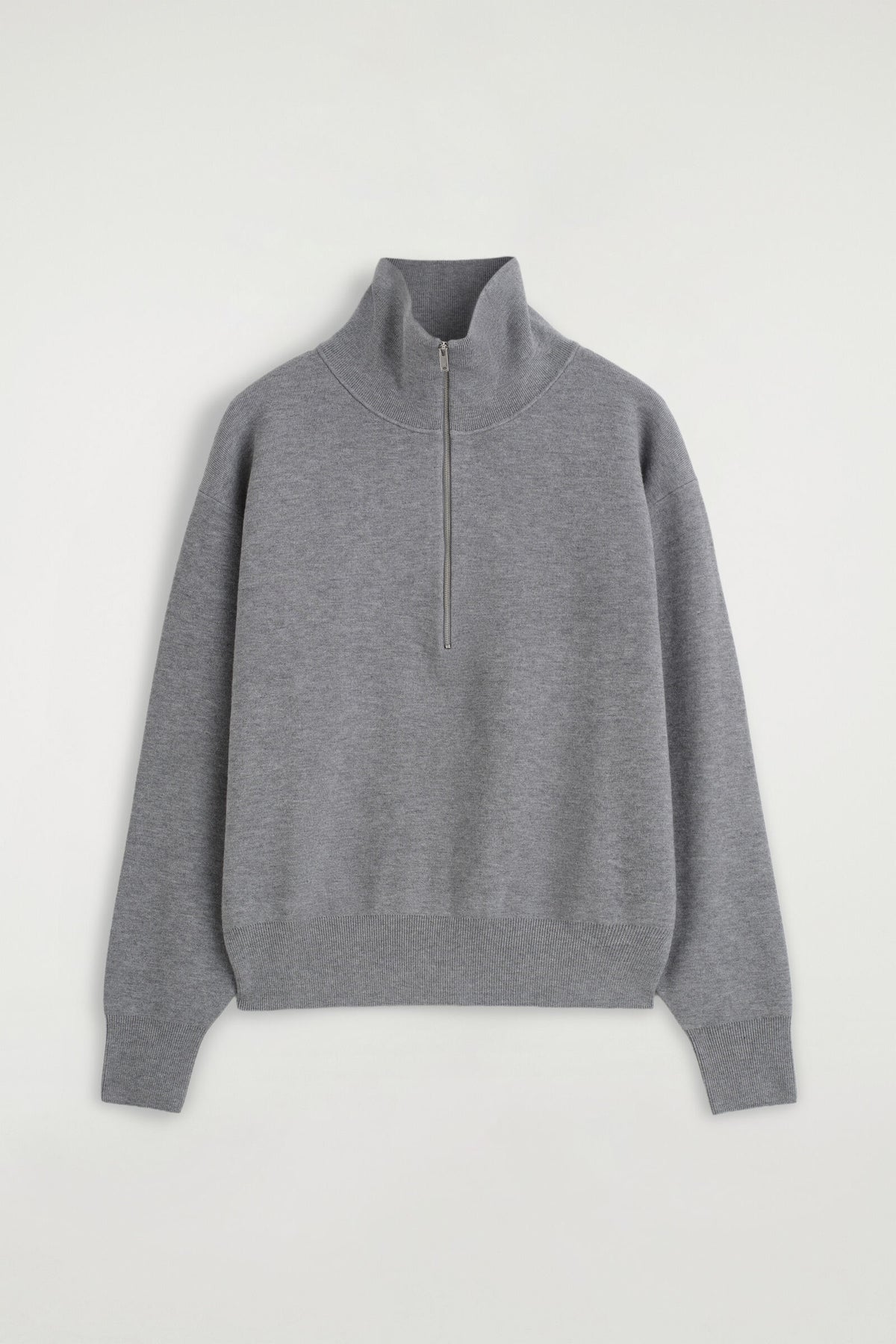 SWEATER DE PUNTO CON MEDIO CIERRE Y CUELLO DE EMBUDO - GRIS MEZCLA | DescriptiveStillLife