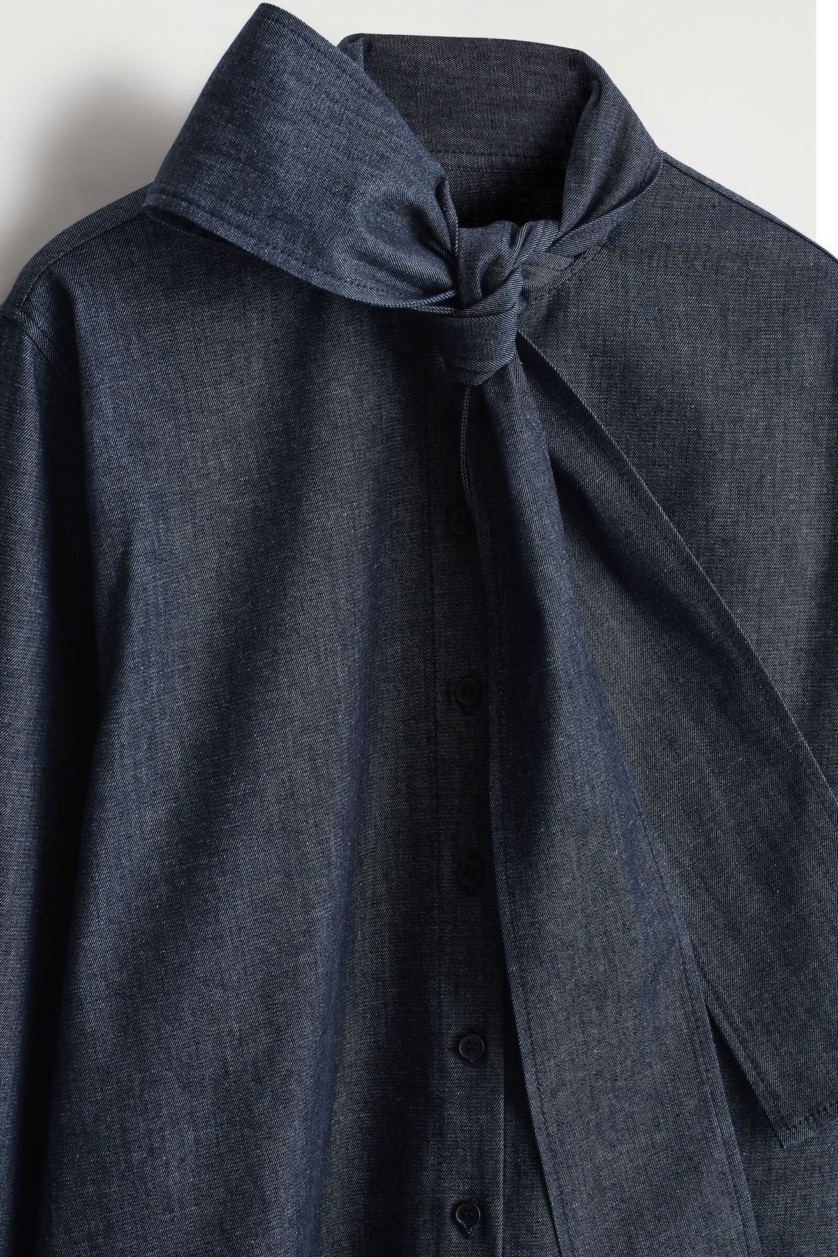 CAMISA DE MEZCLILLA CON MOÑO - ÍNDIGO - StillMedia/DescriptiveDetail