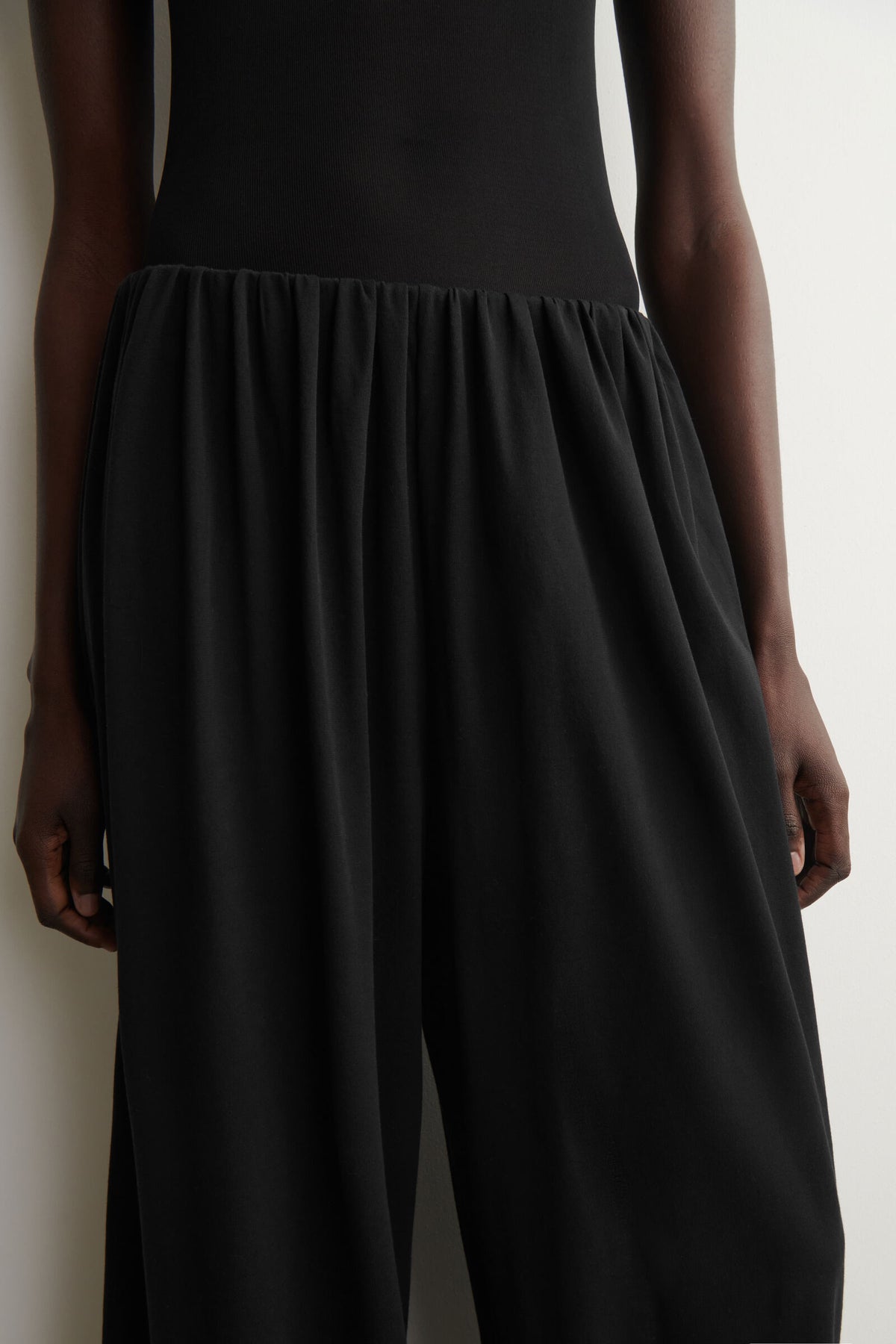 PANTALONES DE JERSEY CON VOLUMEN RECOGIDO - NEGRO