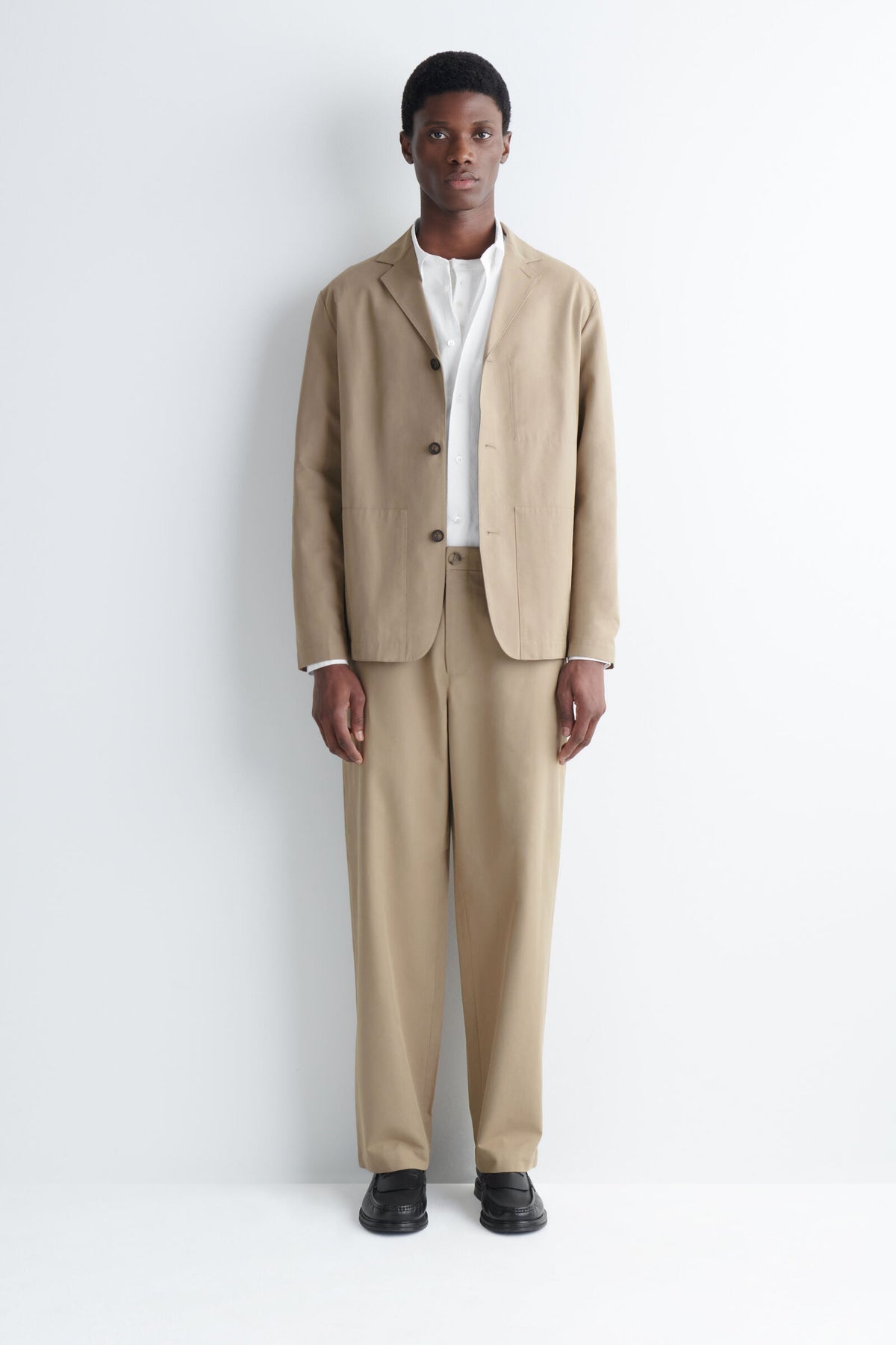 CHINOS DE ALGODÓN CON CORTE REGULAR Y PIERNA RECTA - BEIGE