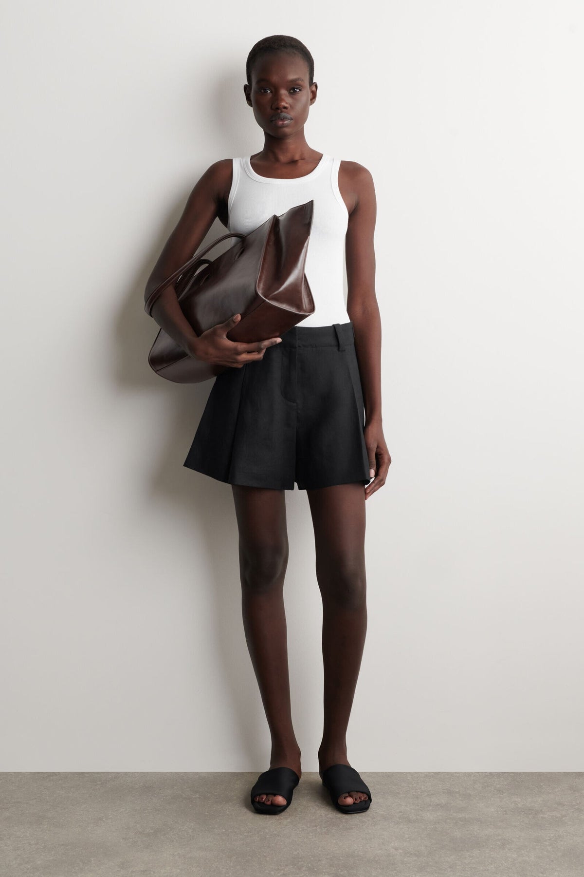 SHORTS DE LINO CON PLIEGUES Y CINTURÓN - NEGRO - StillMedia/Lookbook