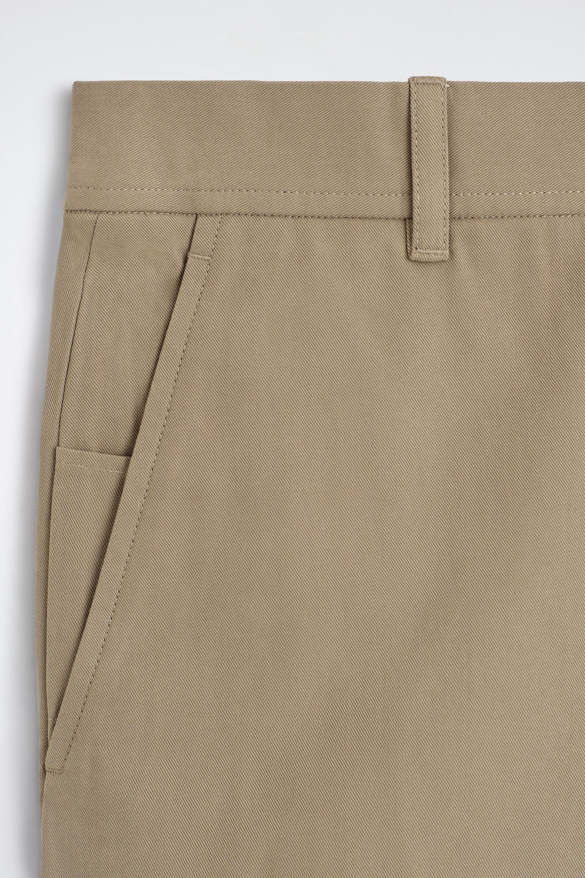 CHINOS DE ALGODÓN CON CORTE REGULAR Y PIERNA RECTA - BEIGE | DescriptiveDetail