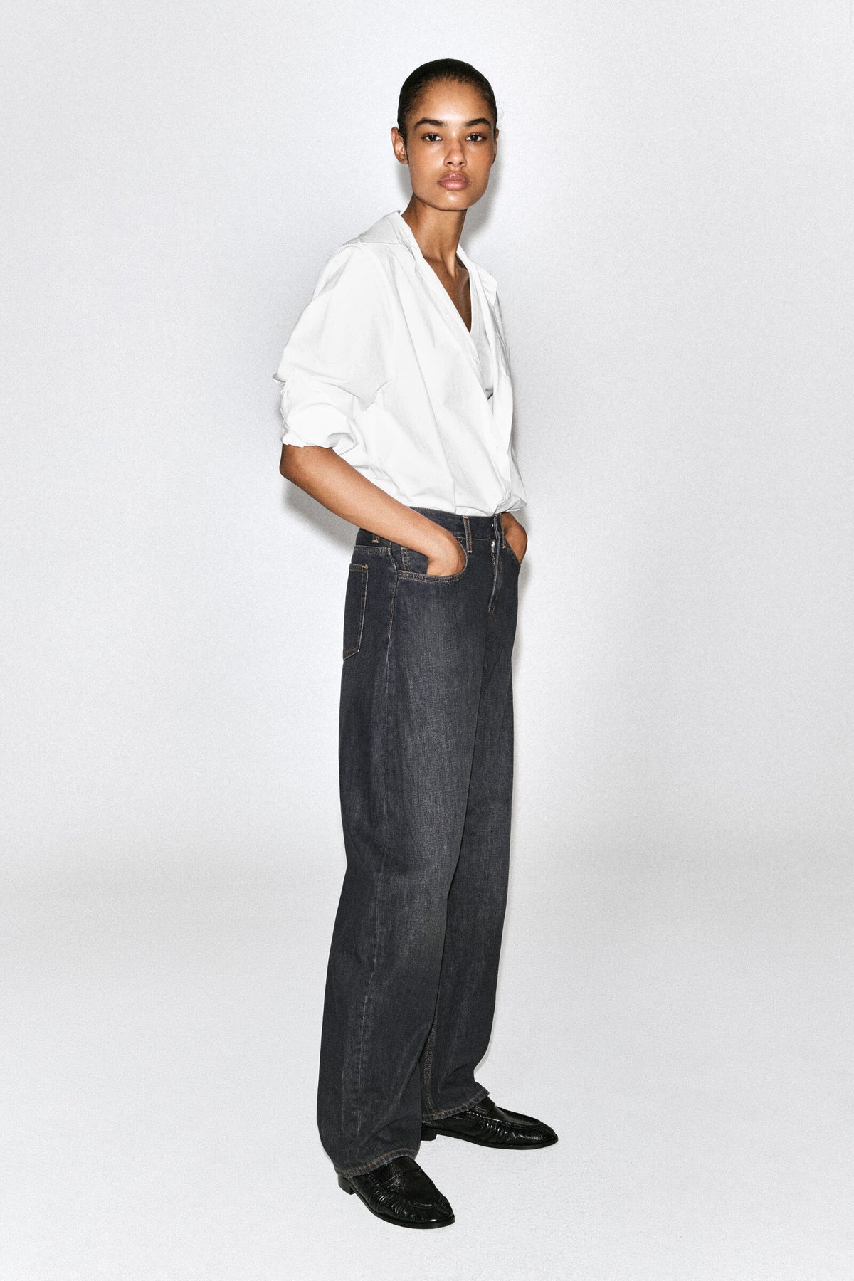 JEANS DE PIERNA CURVA - GRIS OSCURO