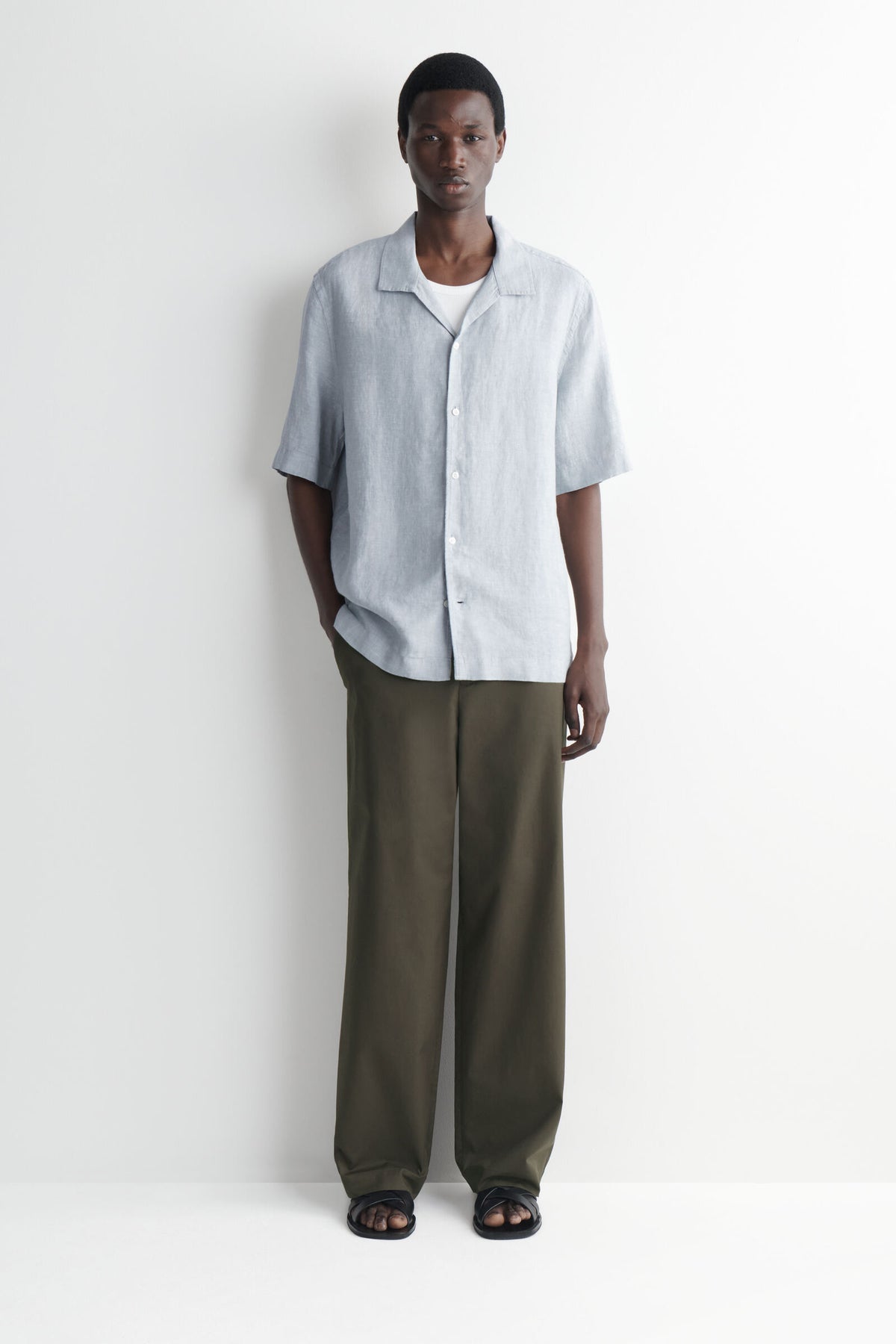 CAMISA DE LINO DE MANGA CORTA Y CUELLO DE CAMPANA - AZUL POLVO - StillMedia/Lookbook
