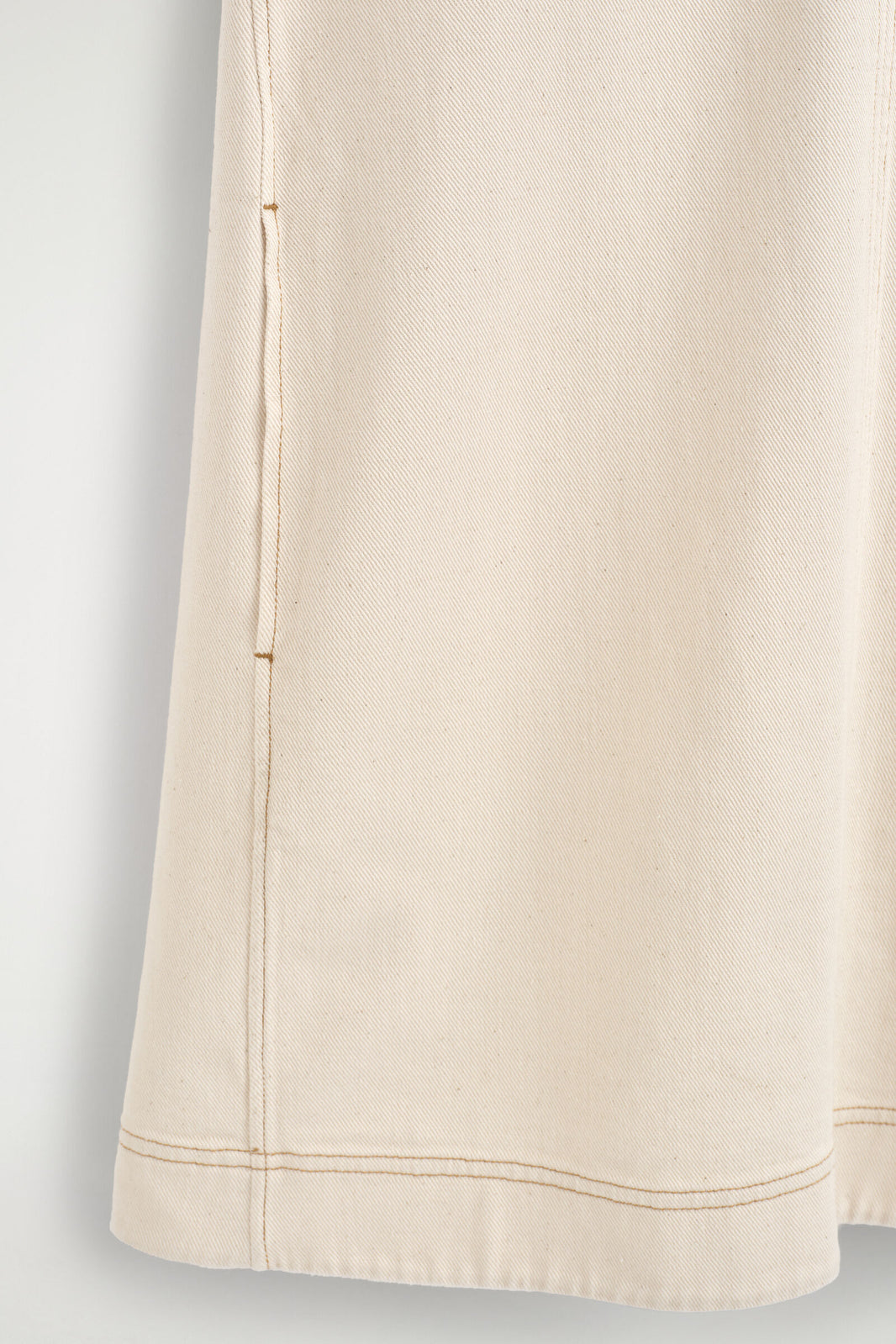 VESTIDO MINI DE MEZCLILLA CON ESCOTE ABIERTO Y CUELLO EN V - ECRU | DescriptiveDetail