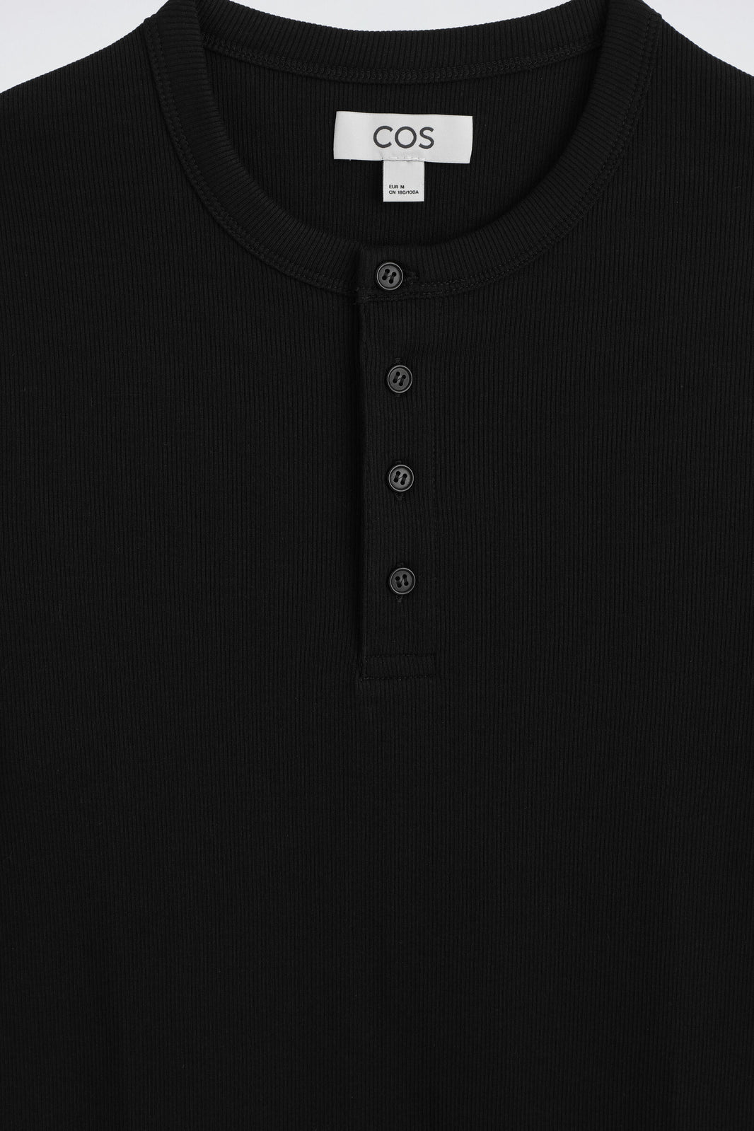 CAMISETA HENLEY ACANALADA AJUSTADA - NEGRO | DescriptiveDetail