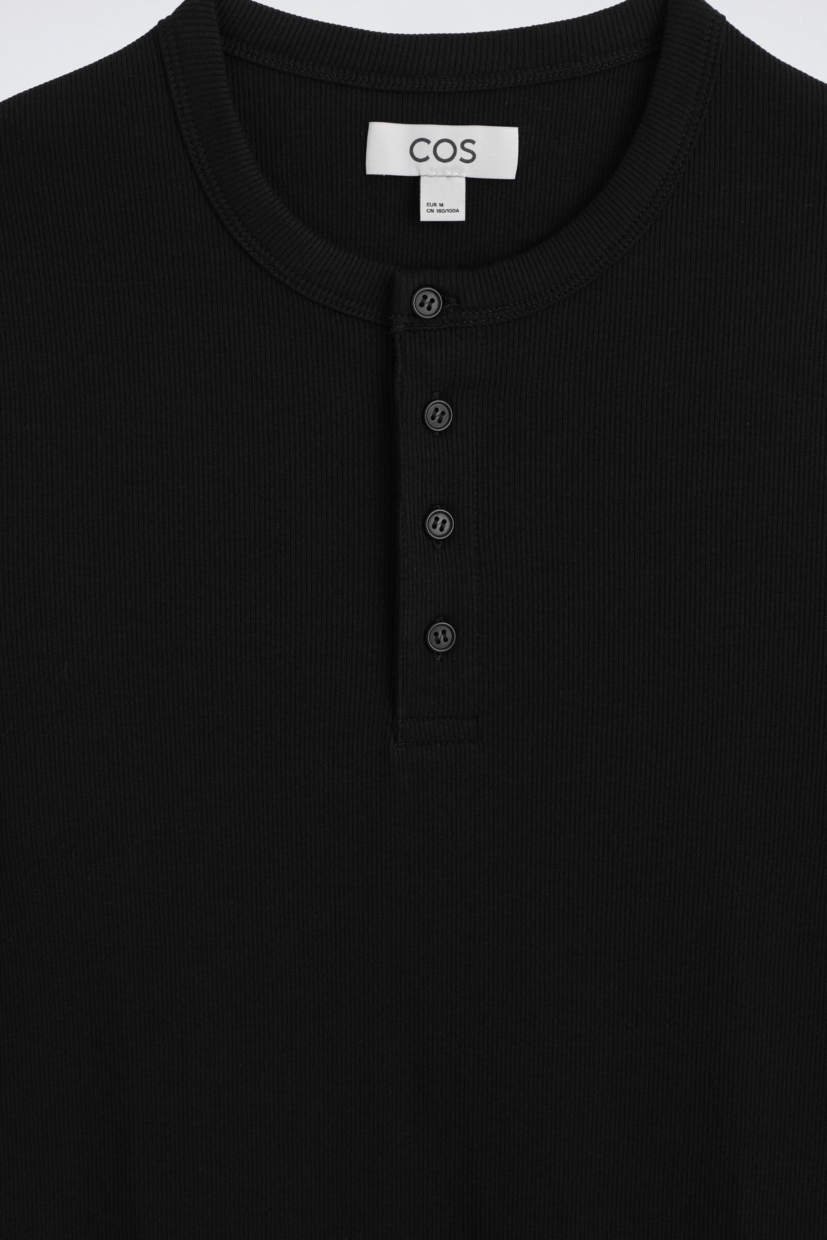 CAMISETA HENLEY ACANALADA AJUSTADA - NEGRO | DescriptiveDetail