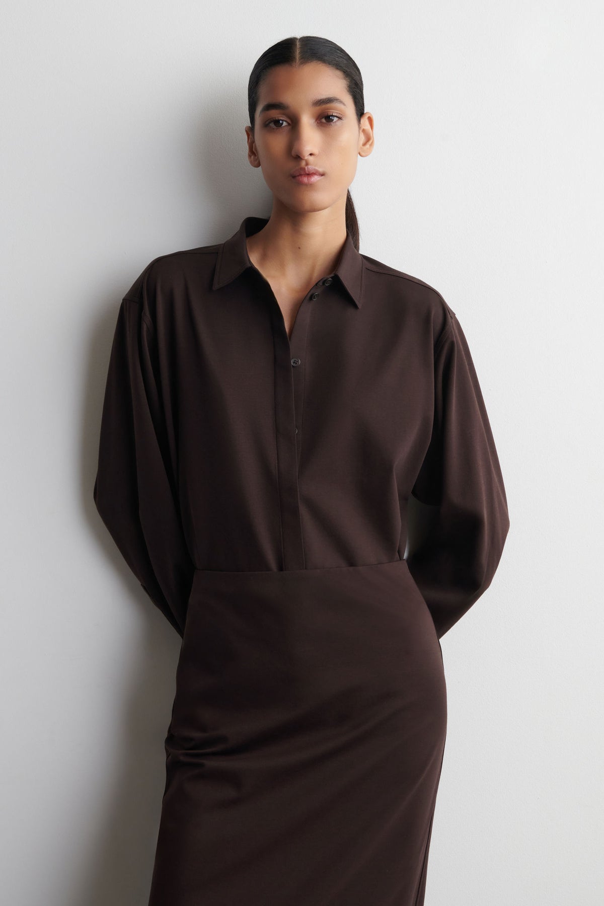 FALDA LÁPIZ MIDI DE JERSEY - MARRÓN OSCURO - StillMedia/Lookbook