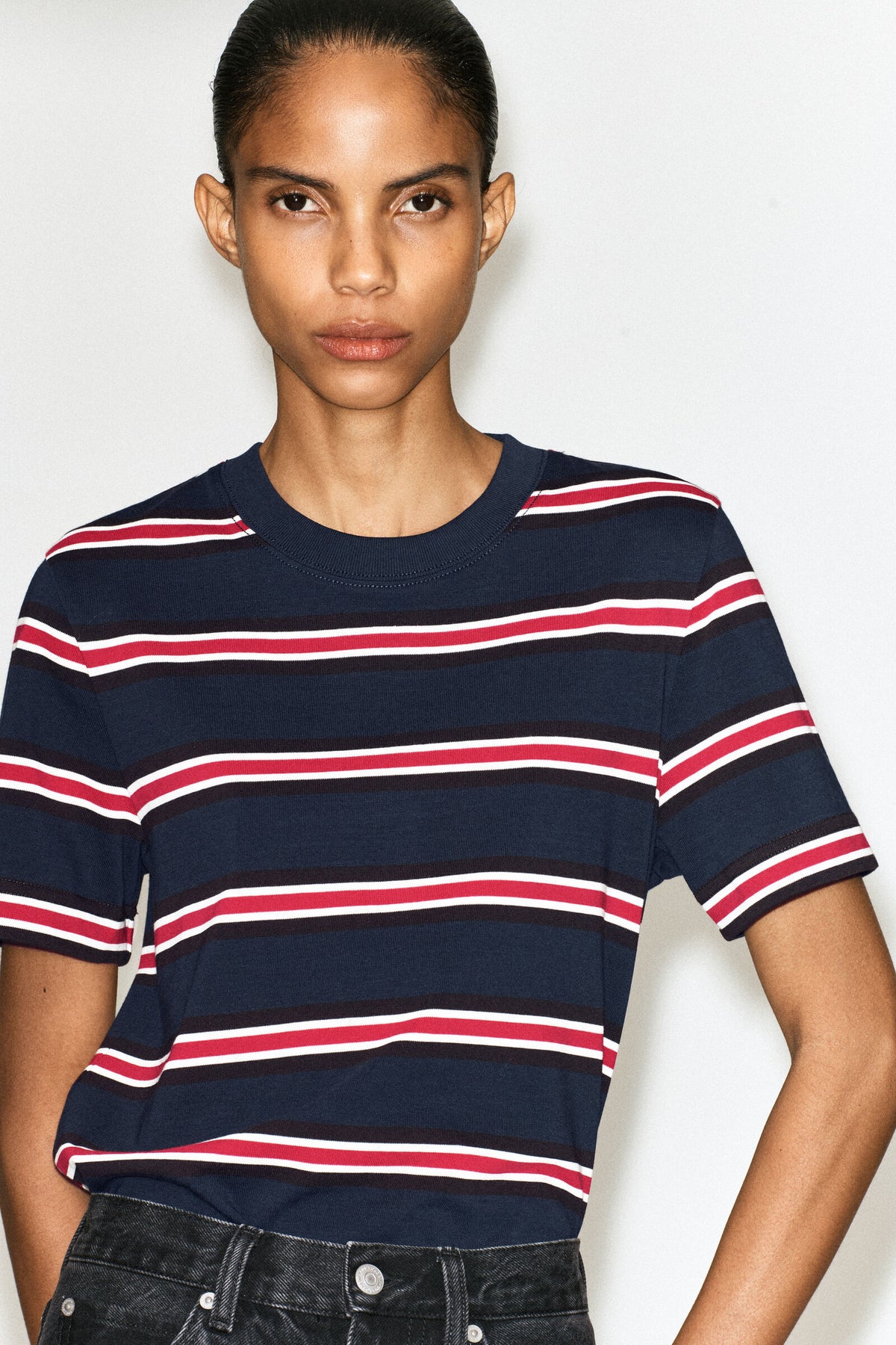 CAMISETA DE CORTE LIMPIO - MARINO / ROJO / A RAYAS