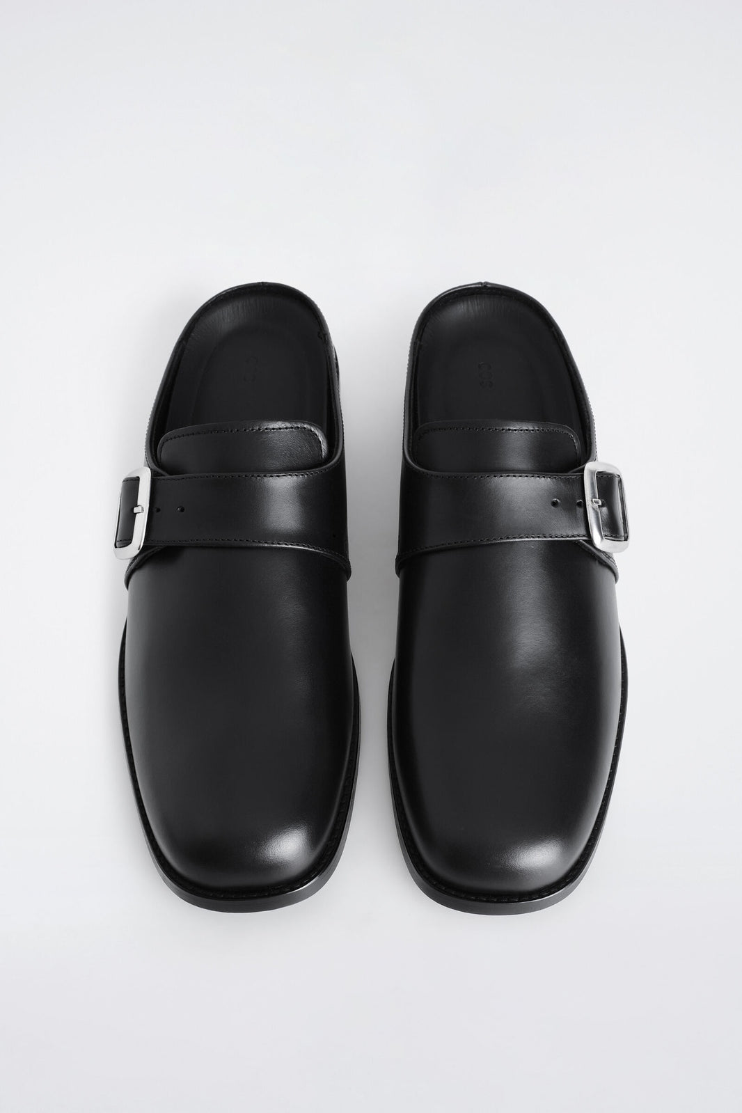 MULES DE CUERO CON HEBILLA - NEGRO | 