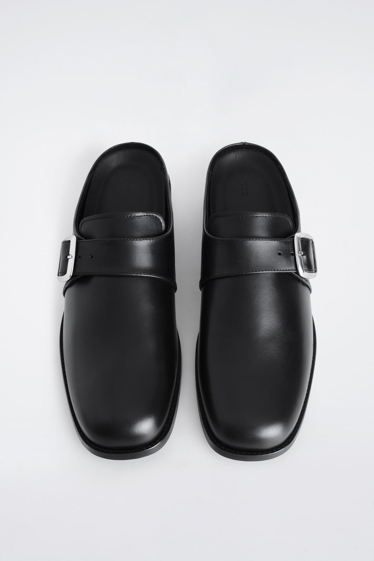 MULES DE CUERO CON HEBILLA - NEGRO | 