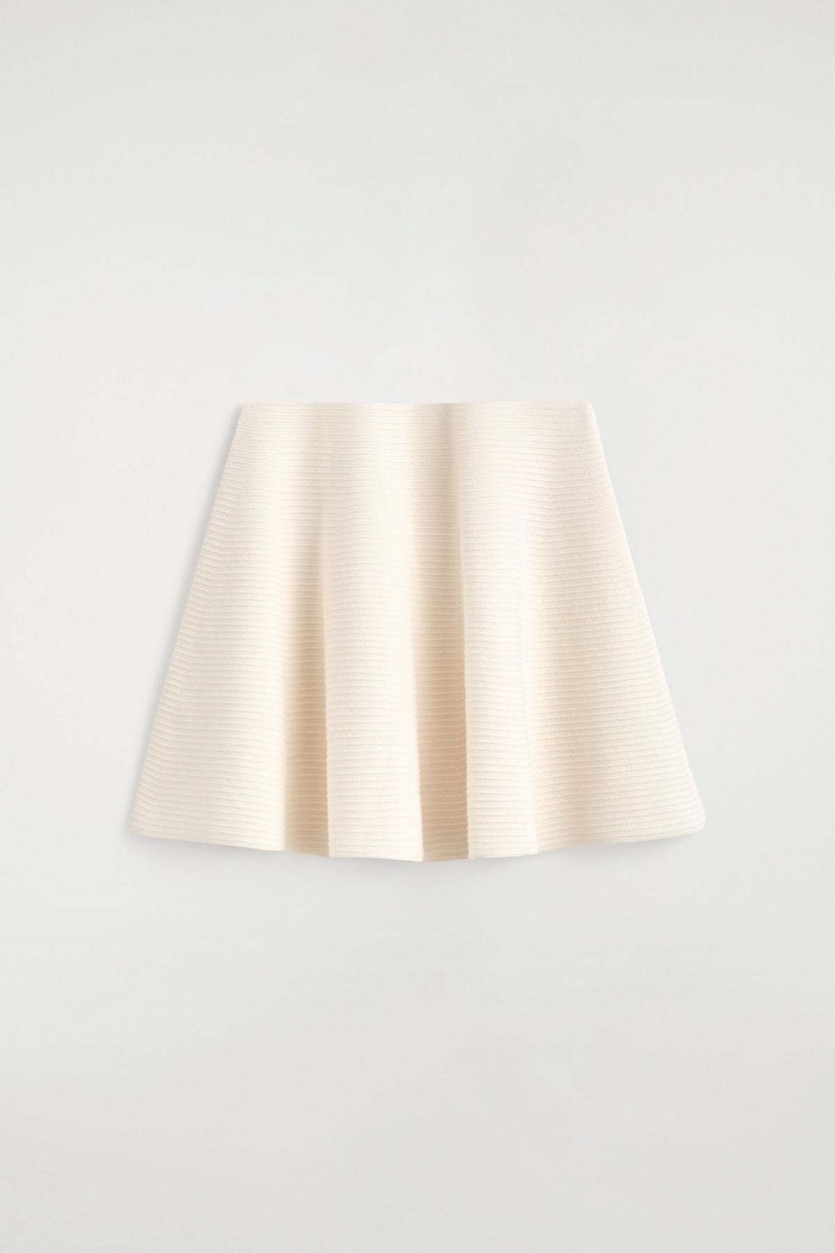 MINIFALDA DE PUNTO CON VUELO - MARFIL | DescriptiveStillLife