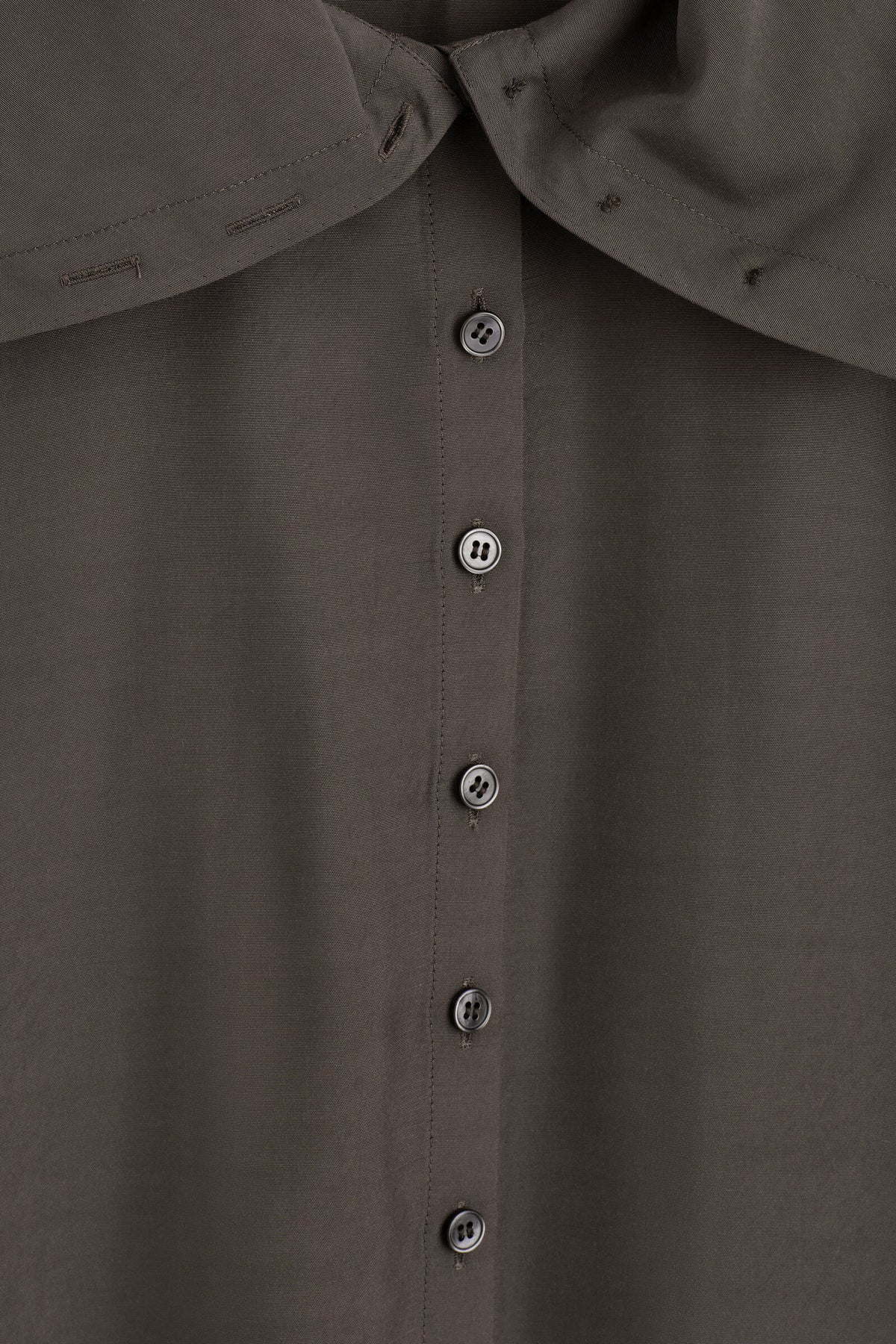 BLUSA FLUIDA DE CUELLO ALTO - GRIS | DescriptiveDetail