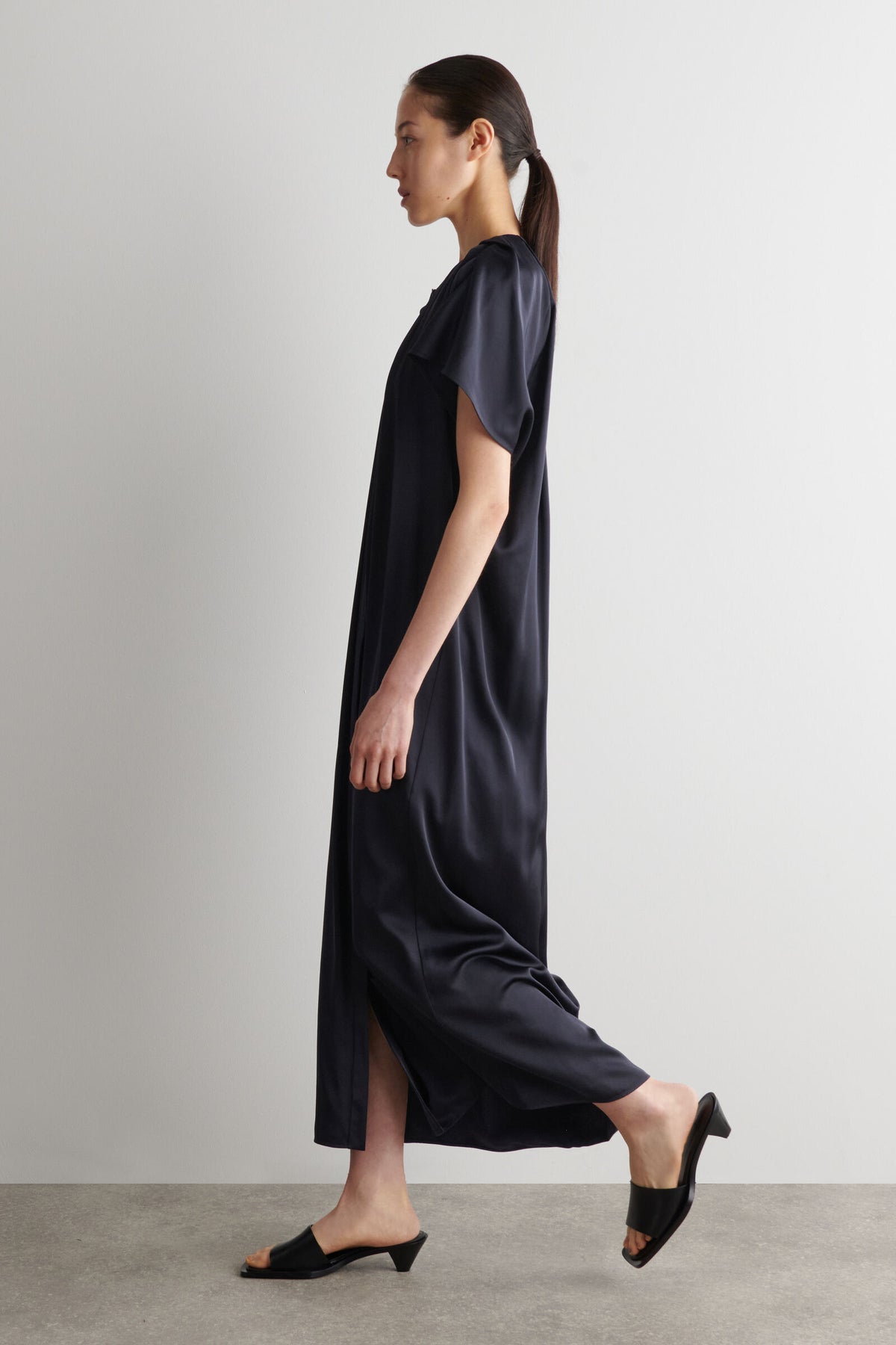 VESTIDO MIDI DE SATÍN PLISADO - AZUL MARINO