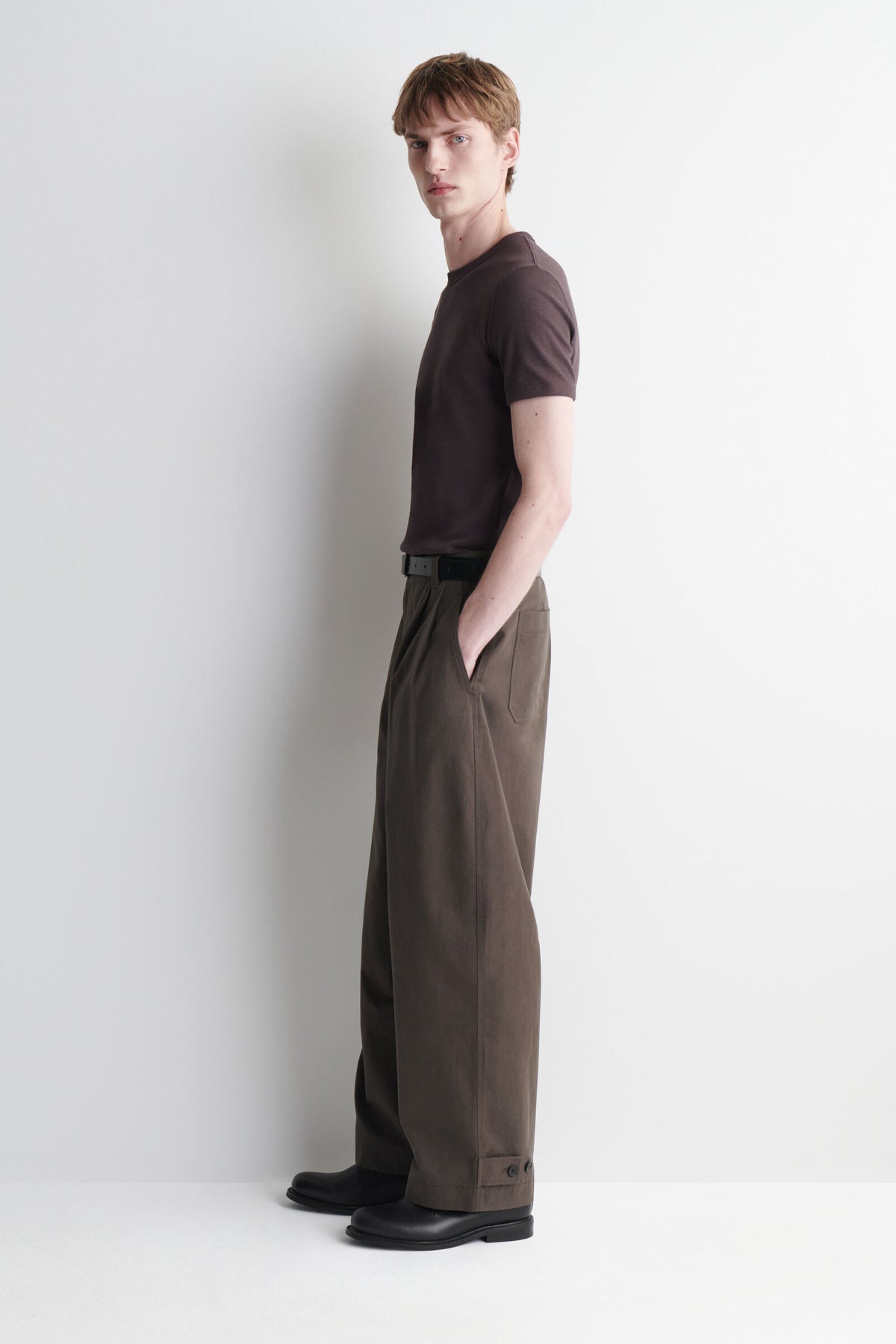 PANTALONES DE ALGODÓN DE CORTE RELAJADO Y PIERNA BARREL - MARRÓN
