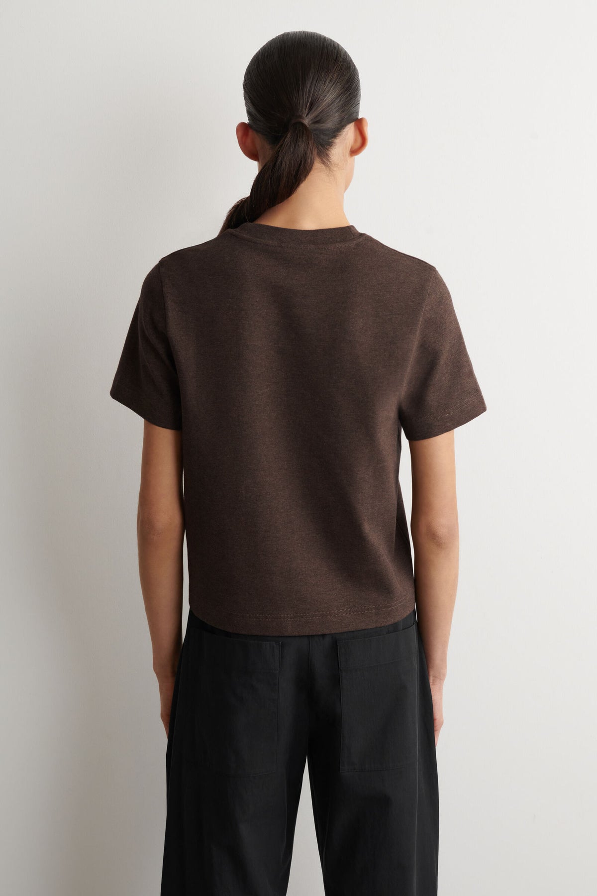 CAMISETA DE CORTE LIMPIO - MARRÓN OSCURO