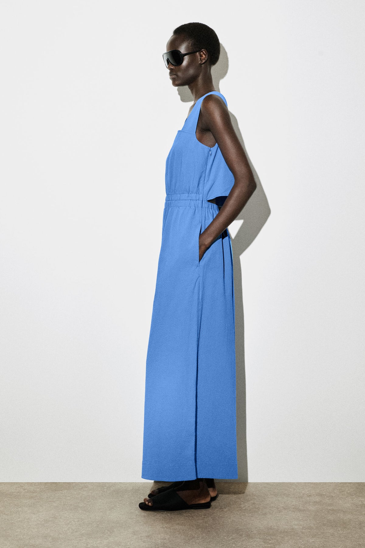 MONO DE SEERSUCKER CON ESPALDA ABIERTA Y PANTALONES ANCHOS - AZUL - StillMedia/Lookbook