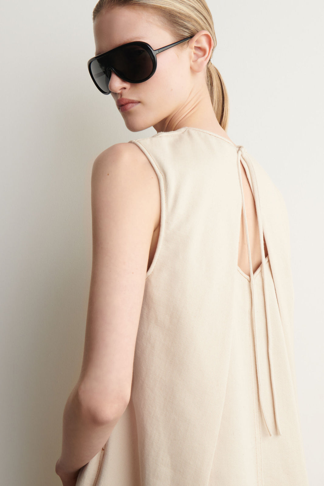 VESTIDO MINI DE MEZCLILLA CON ESCOTE ABIERTO Y CUELLO EN V - ECRU
