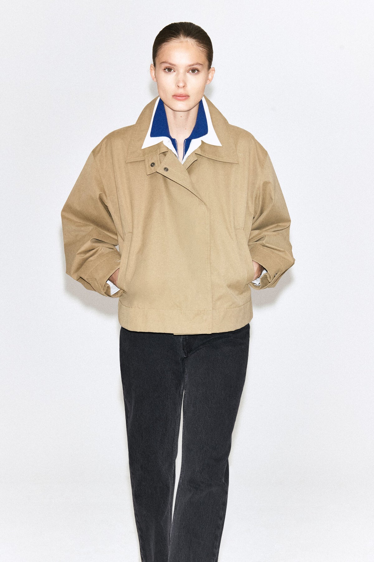 CHAQUETA TRENCH CORTA REDONDEADA - BEIGE