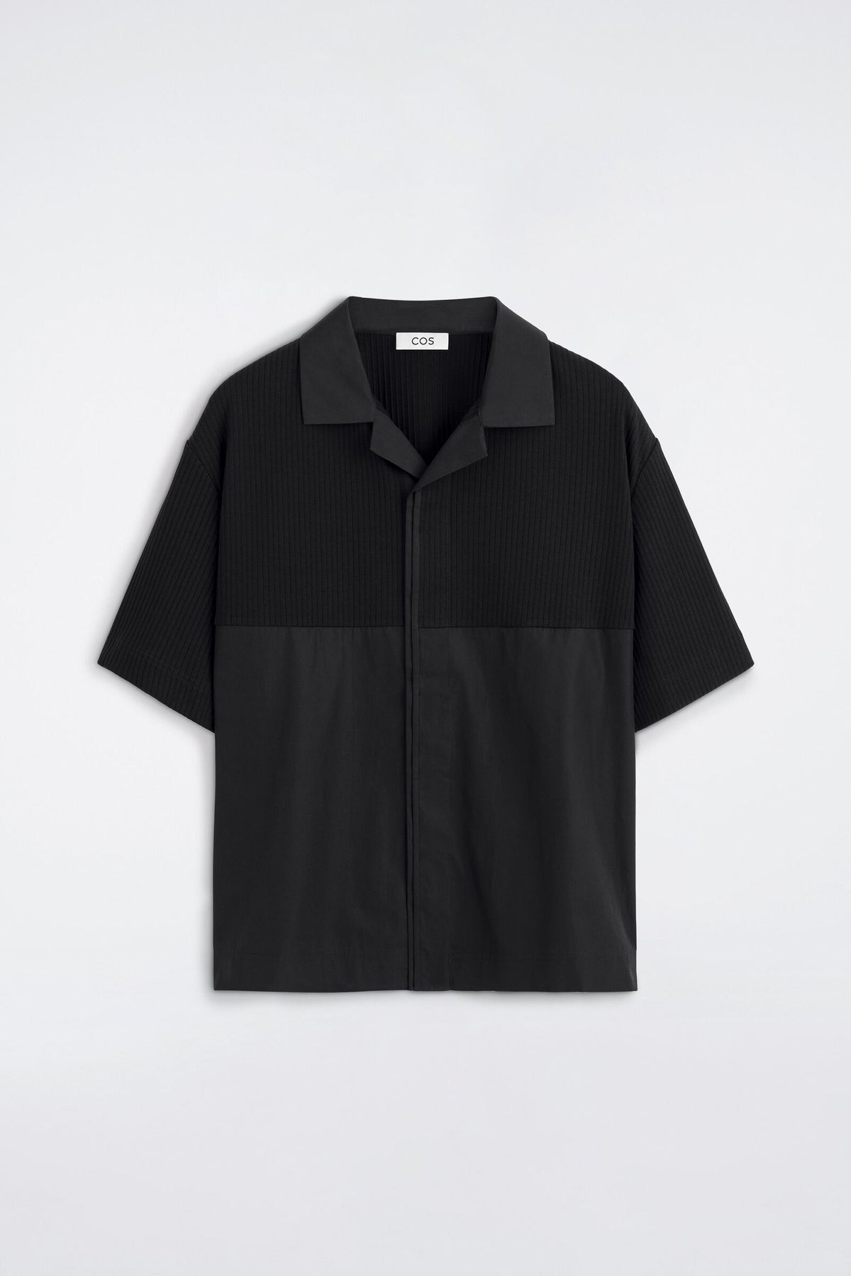 CAMISA RELAJADA CON PANELES DE CONTRASTE - NEGRO | DescriptiveStillLife