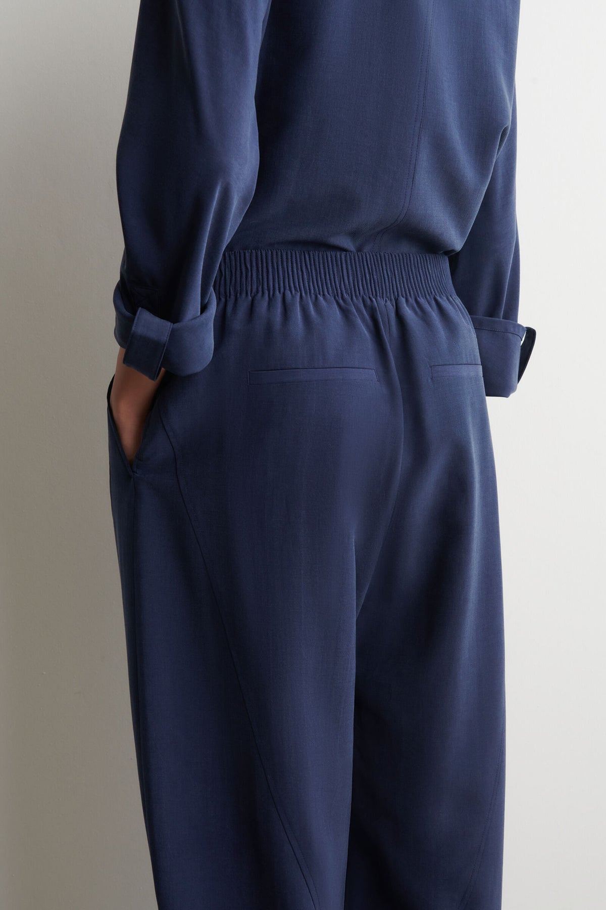 PANTALONES DE TELA CON PIERNA BARREL Y ELÁSTICO - AZUL MARINO