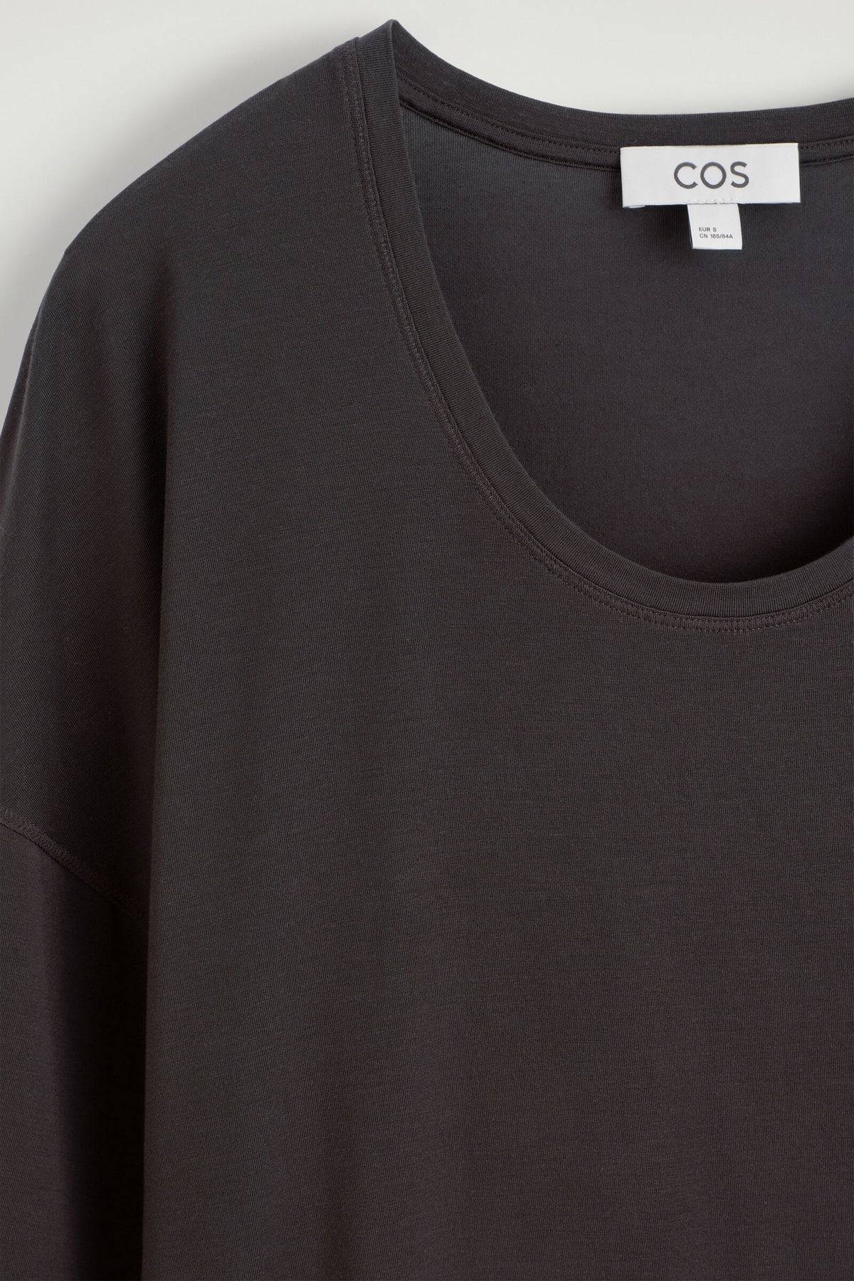 CAMISETA FLUIDA DE MODAL CON ESCOTE REDONDO - MARRÓN | DescriptiveDetail