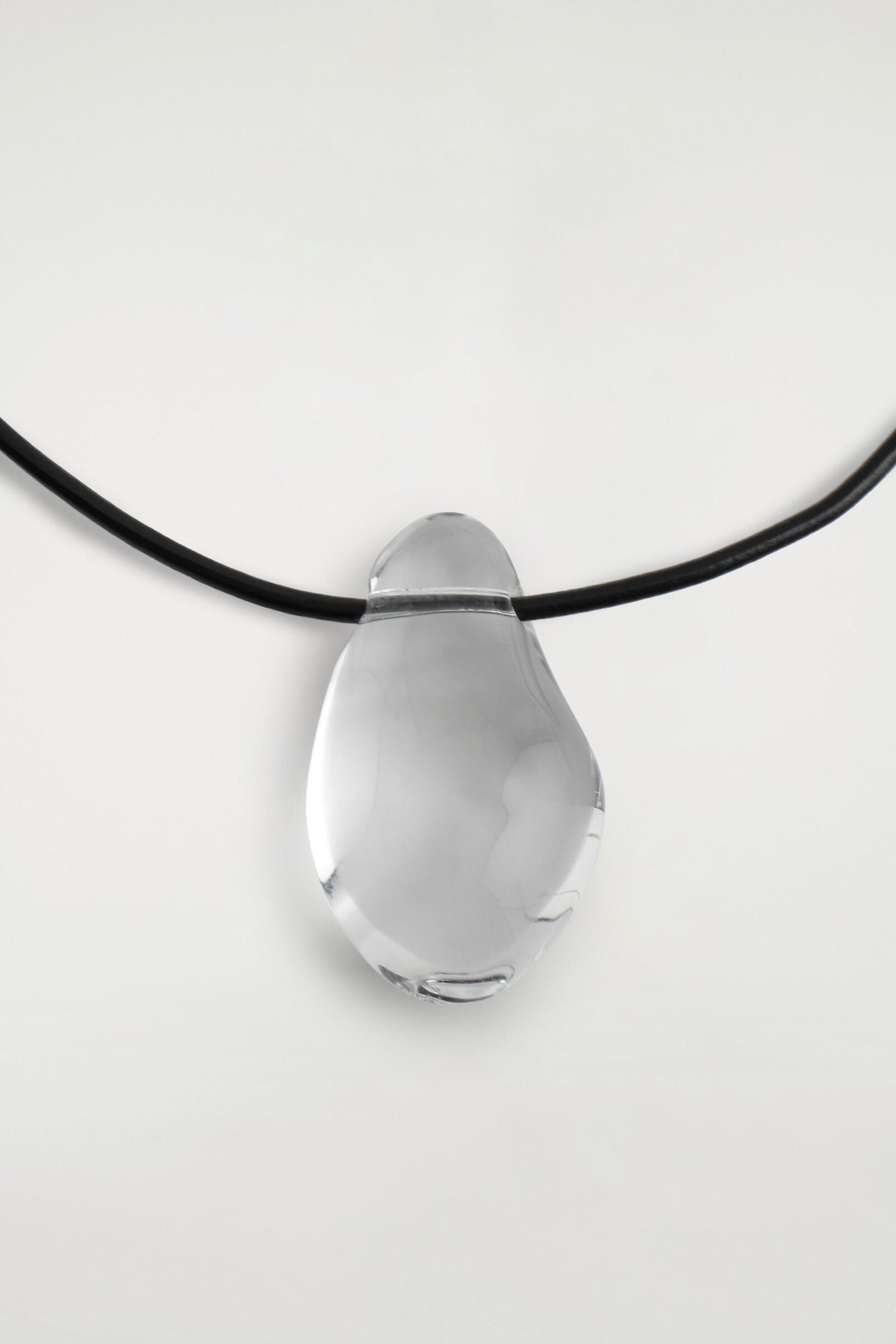COLLAR CON DISEÑO DE CÁMARA DE VIDRIO - TRANSPARENTE / NEGRO | DescriptiveDetail