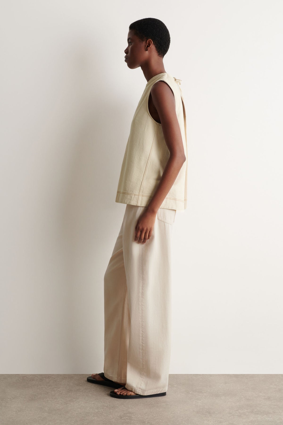 TOP DE DENIM CON ESCOTE EN V Y ESPALDA ABIERTA - CRUDO