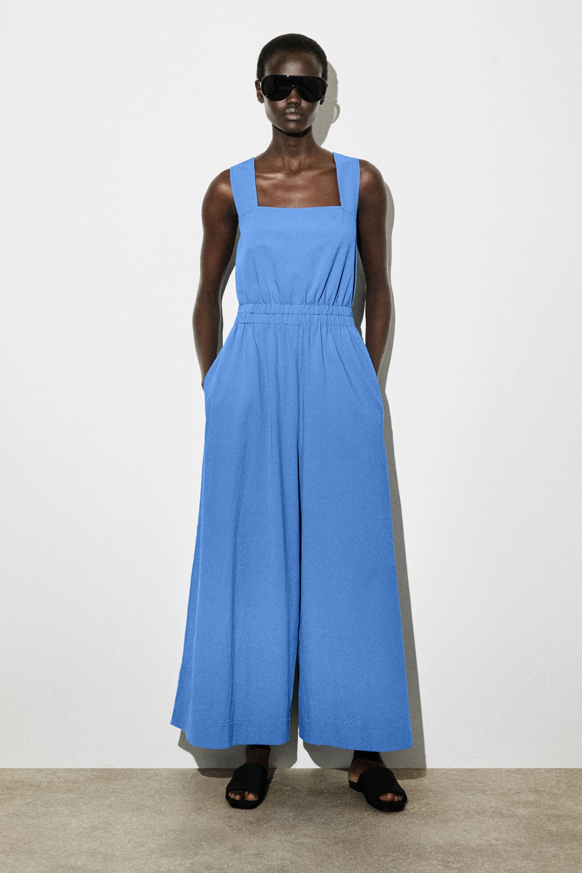 MONO DE SEERSUCKER CON ESPALDA ABIERTA Y PANTALONES ANCHOS - AZUL - StillMedia/Lookbook