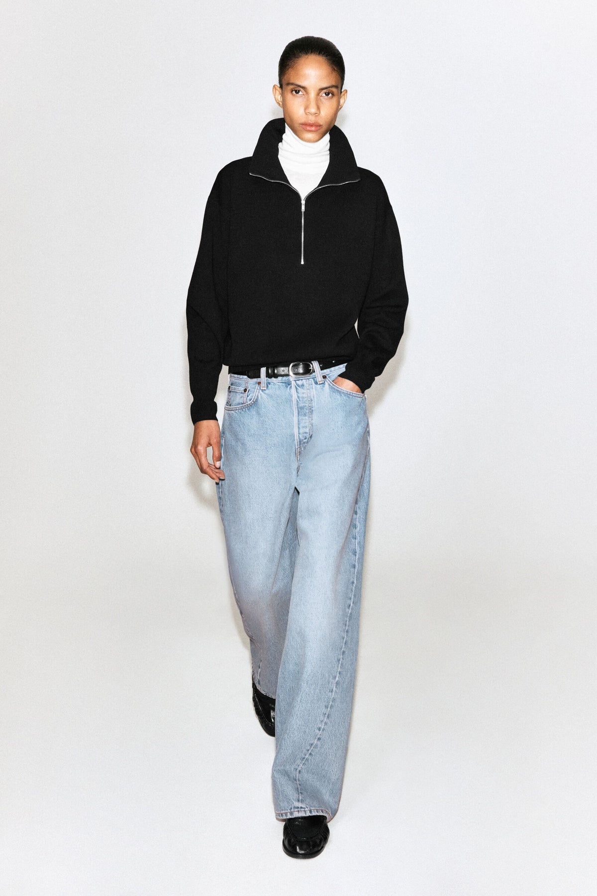 SWEATER DE PUNTO CON MEDIO CIERRE Y CUELLO DE EMBUDO - NEGRO