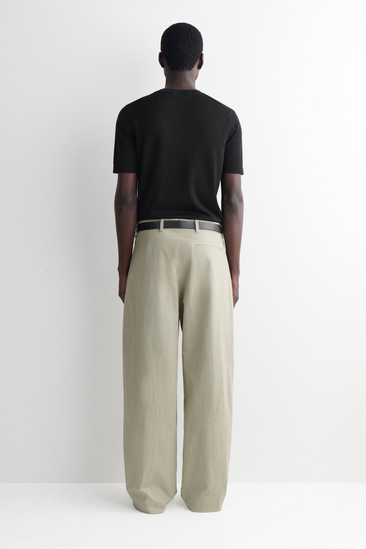 PANTALONES DE ALGODÓN Y LINO DE CORTE RELAJADO Y PIERNA BARREL - KAKI
