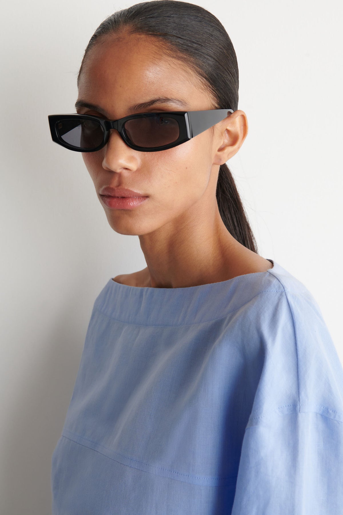 BLUSA DE LINO CON ESCOTE DE BOTE - AZUL CLARO - StillMedia/Lookbook