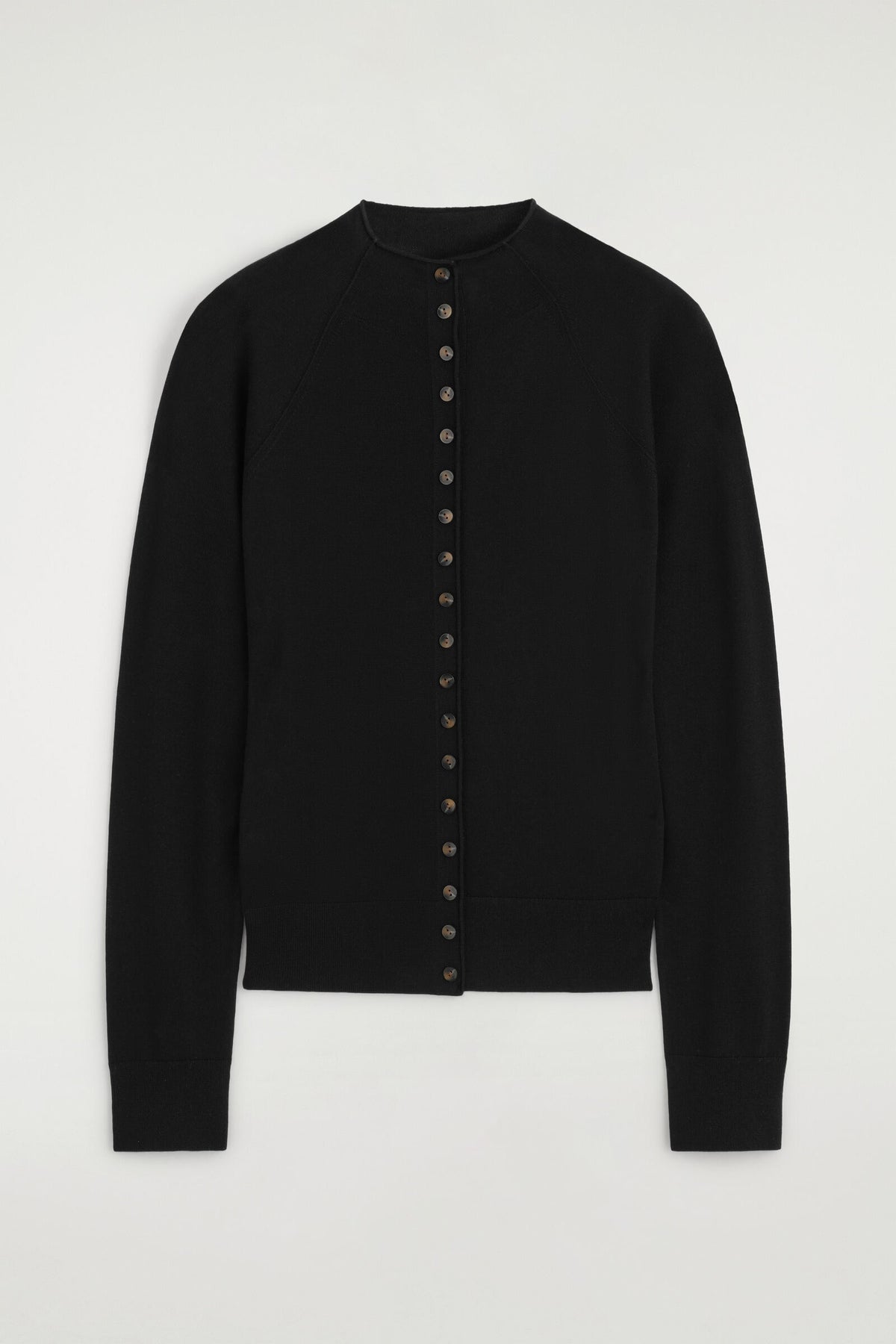 CÁRDIGAN DE CUELLO ALTO DE LANA MERINO - NEGRO | DescriptiveStillLife