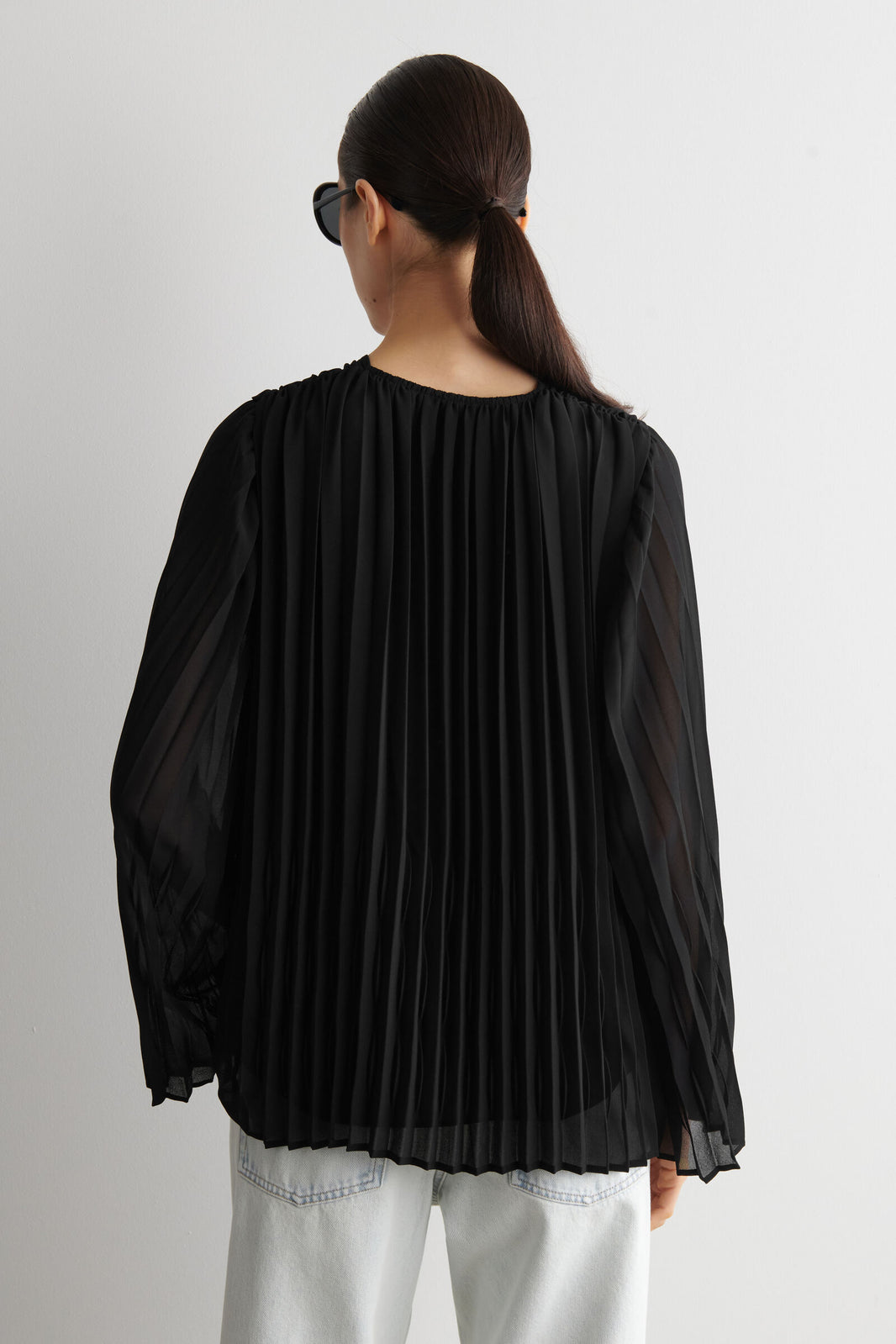 BLUSA DE GEORGETTE PLISADA CON LAZO - NEGRO