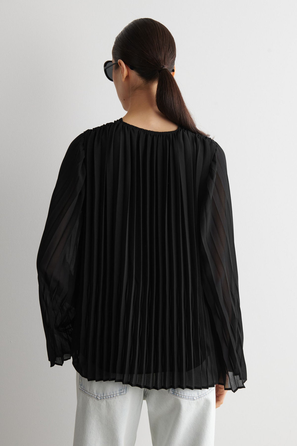 BLUSA DE GEORGETTE PLISADA CON LAZO - NEGRO