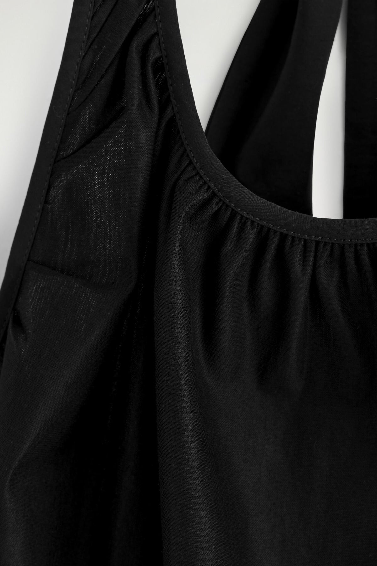 TOP HALTER DE ESPALDA ABIERTA - NEGRO | DescriptiveDetail