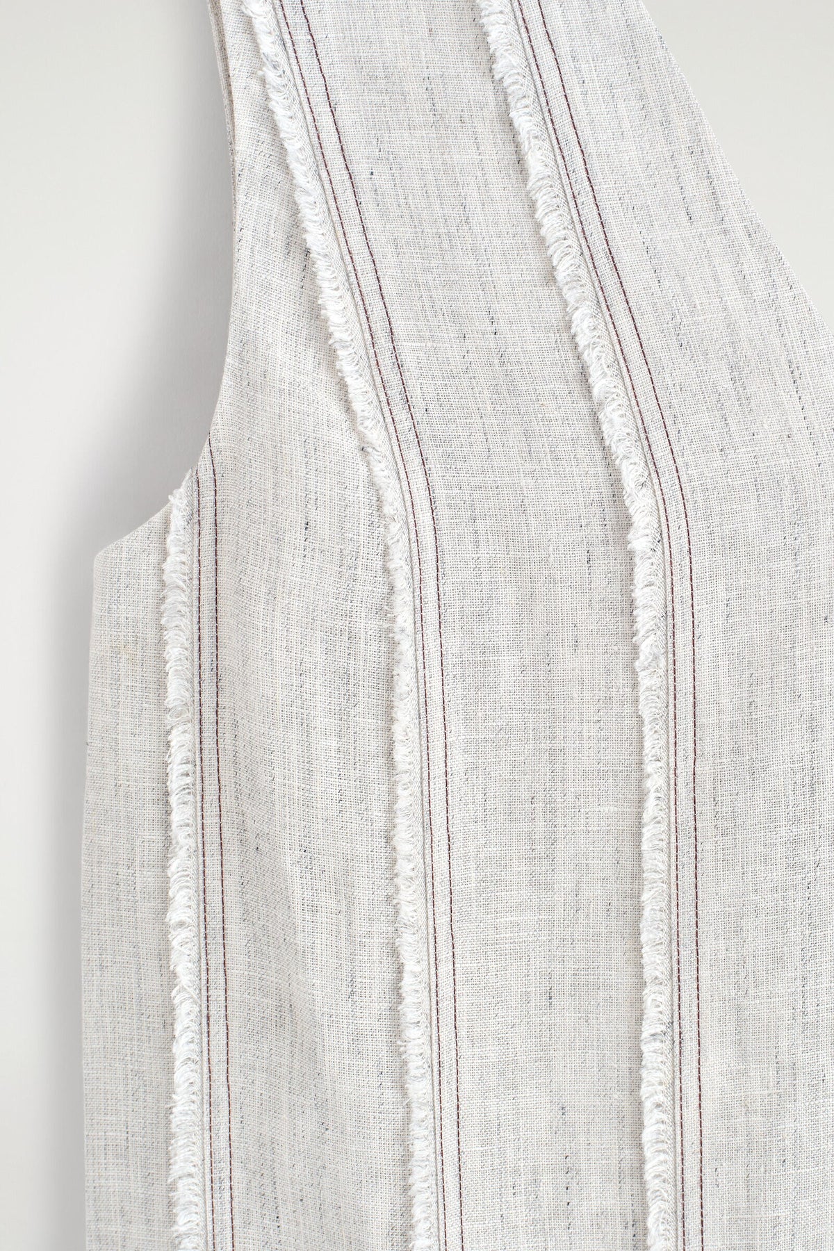 VESTIDO MIDI DE LINO PLISADO Y ESCULTÓRICO - GRIS CLARO | DescriptiveDetail