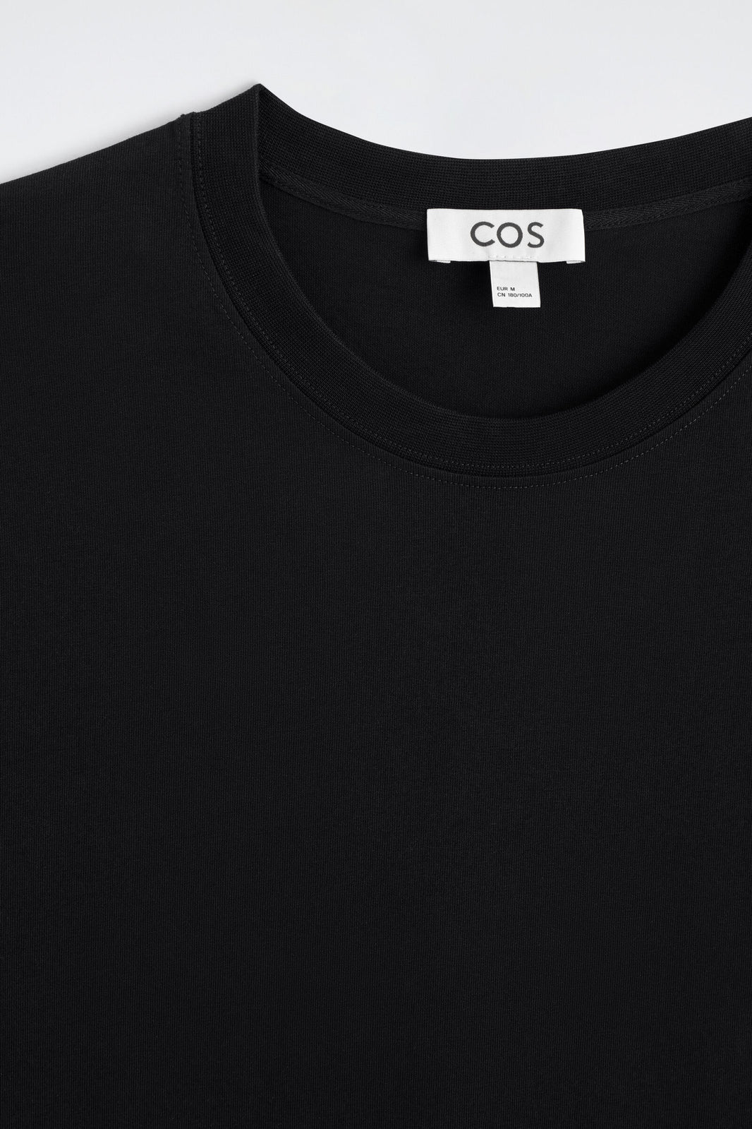 PLAYERA DE ALGODÓN DE CORTE REGULAR - NEGRO | DescriptiveDetail