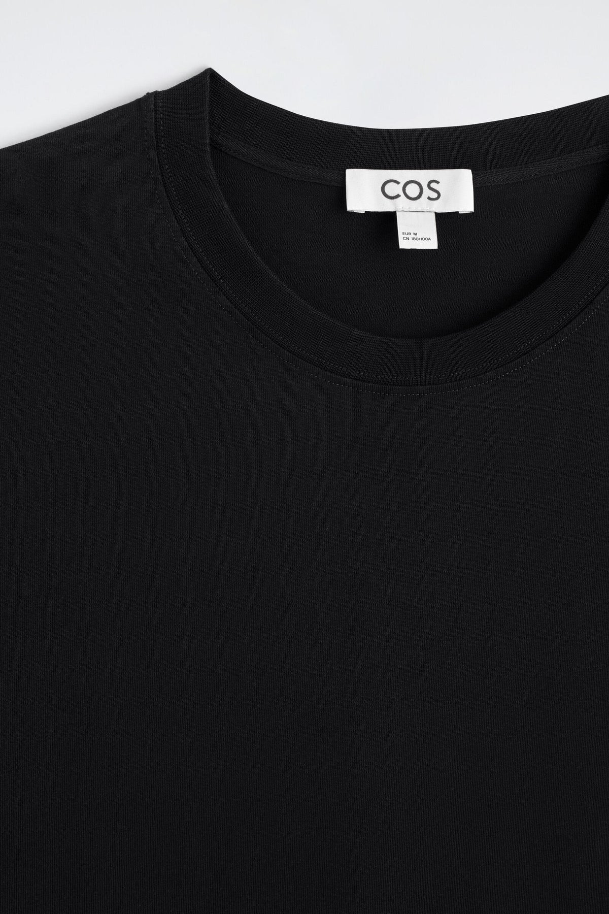 PLAYERA DE ALGODÓN DE CORTE REGULAR - NEGRO | DescriptiveDetail