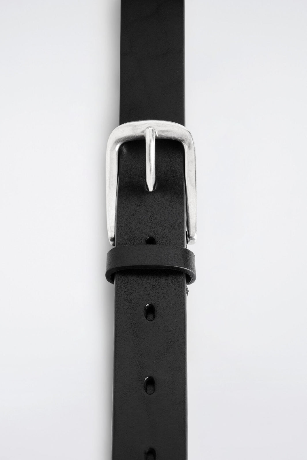 CINTURÓN DE CUERO CON HEBILLA CUADRADA - NEGRO | DescriptiveDetail
