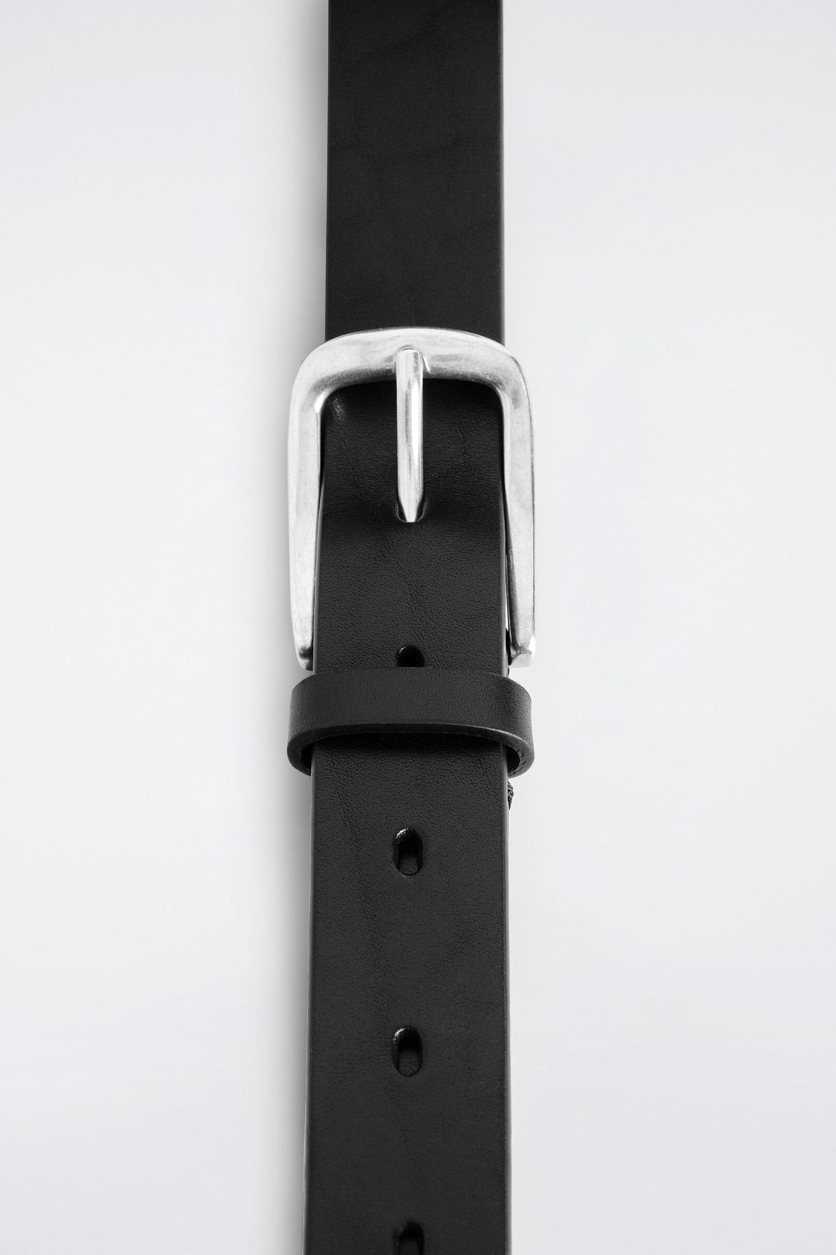 CINTURÓN DE CUERO CON HEBILLA CUADRADA - NEGRO | DescriptiveDetail