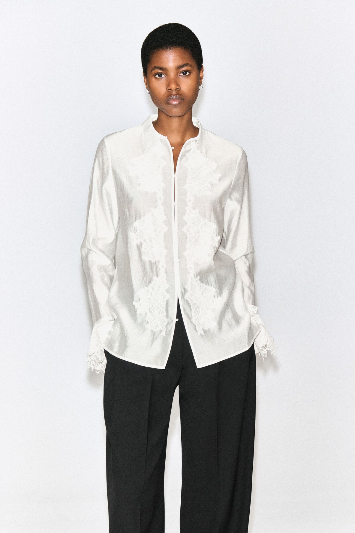 CAMISA FLUIDA CON DETALLE DE ENCAJE - MARFIL