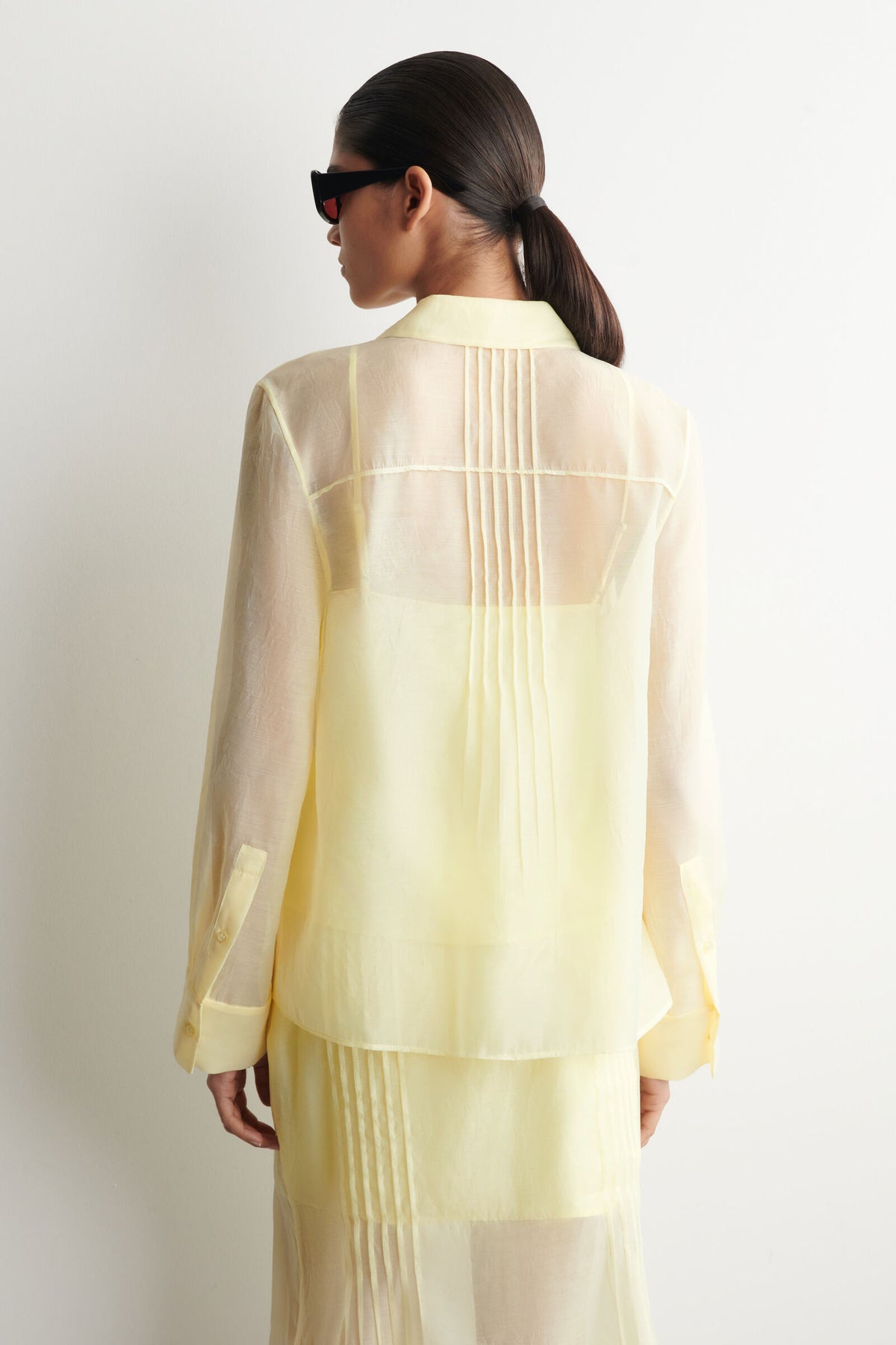 CAMISA TRANSPARENTE CON PLISADOS - AMARILLO