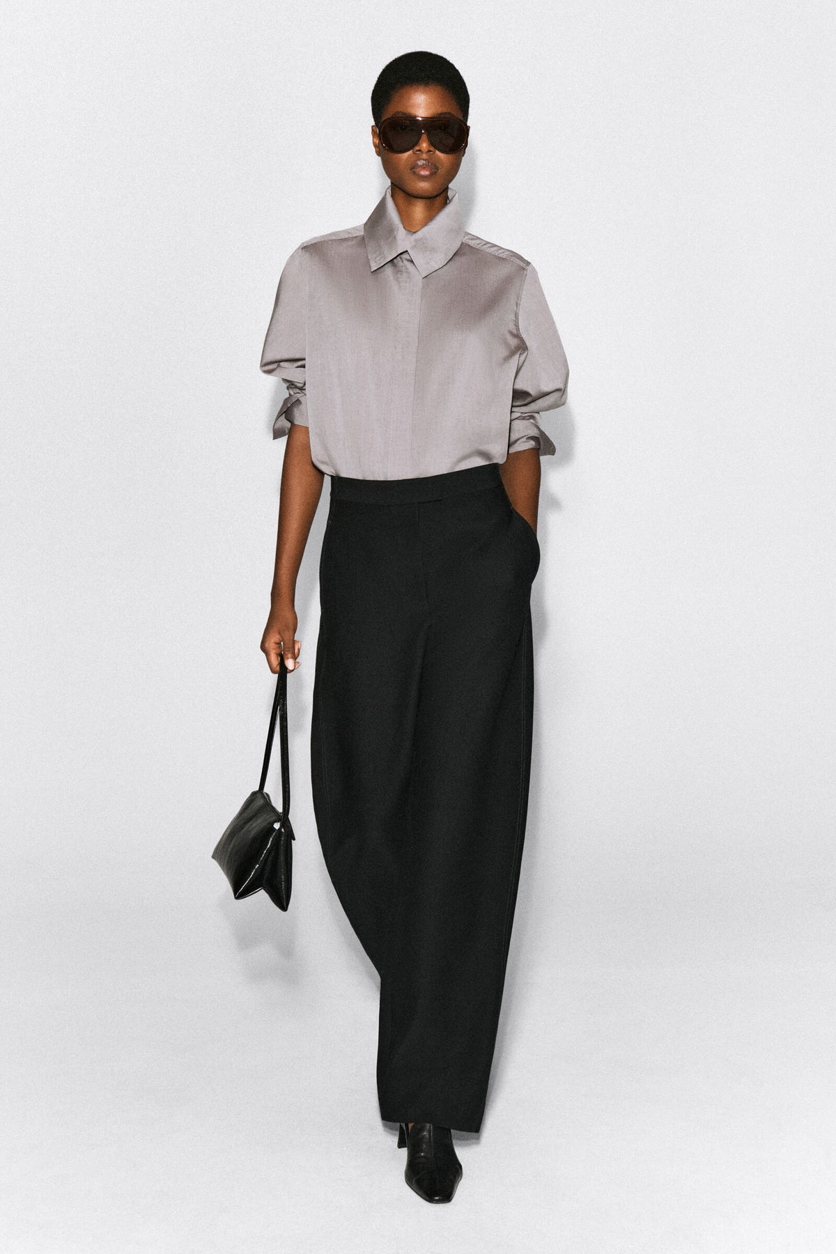 PANTALONES DE PIERNA BARREL CON COSTURAS - NEGRO
