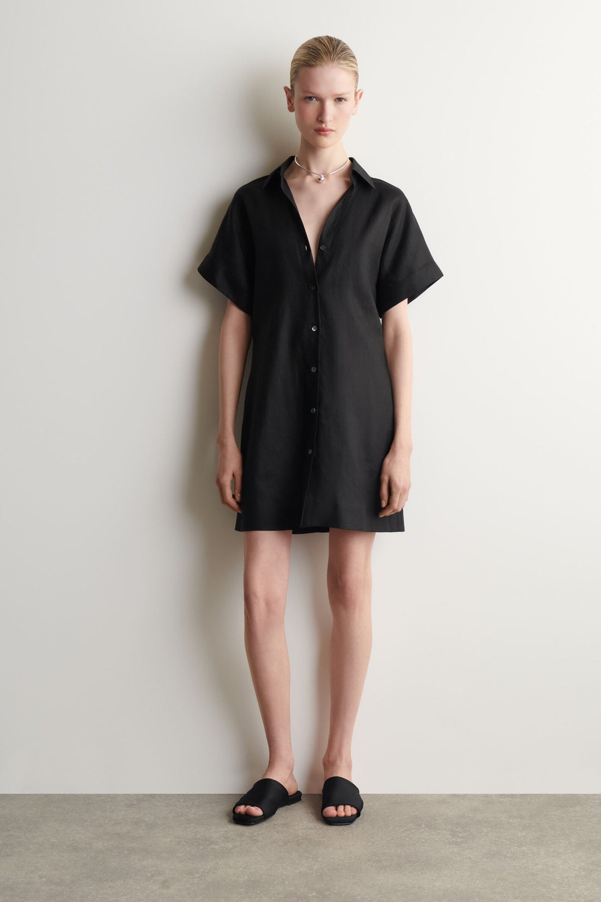 VESTIDO CAMISERO DE LINO CON CUELLO ABIERTO - NEGRO
