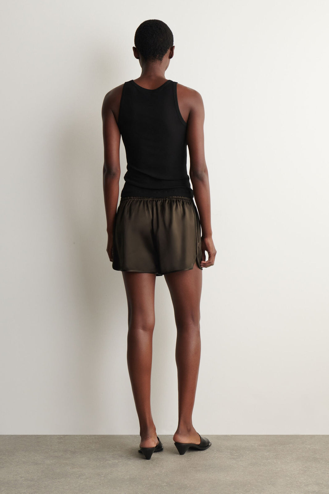 SHORTS DEPORTIVOS SATINADOS - MARRÓN